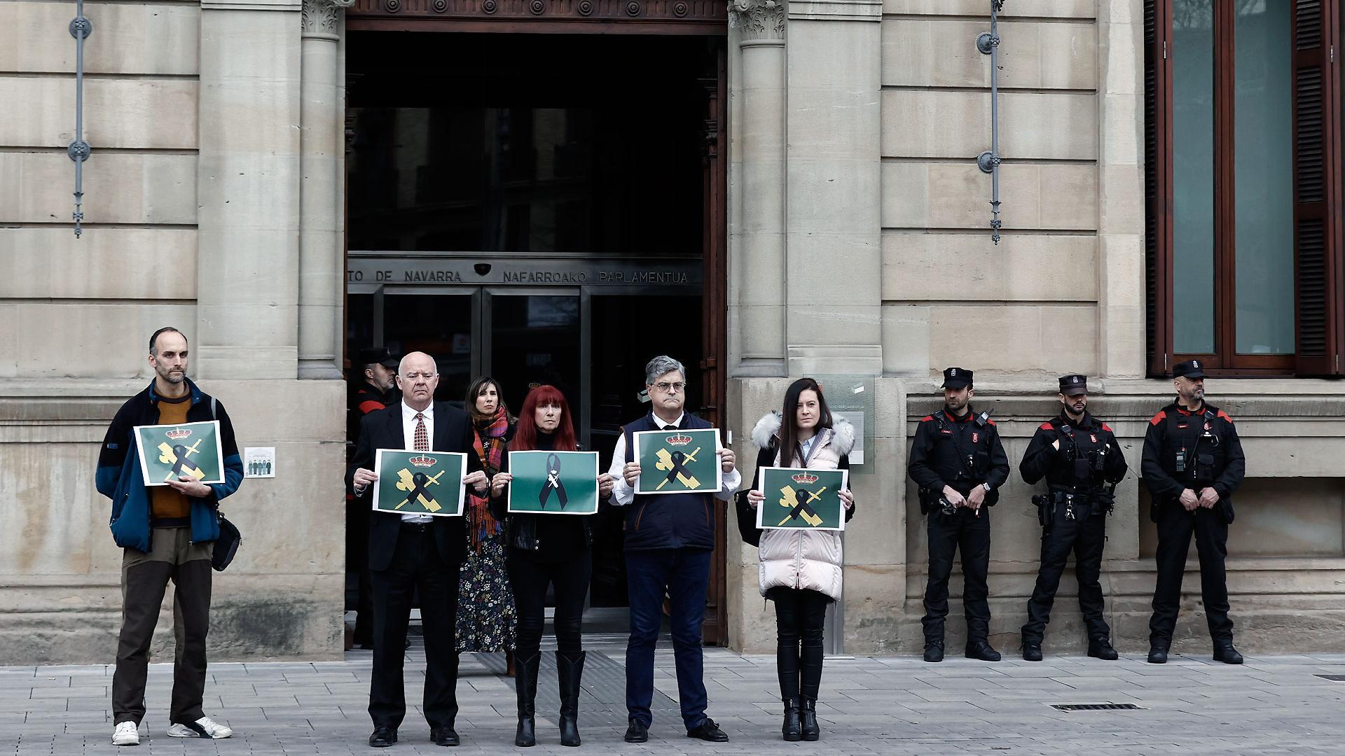 Cinco personas, entre ellas los dos parlamentarios del grupo, han participado en el minuto de silencio convocado por Vox ante la puerta del Parlamento de Navarra en recuerdo de los dos agentes de la Guarda Civil fallecidos en Barbate