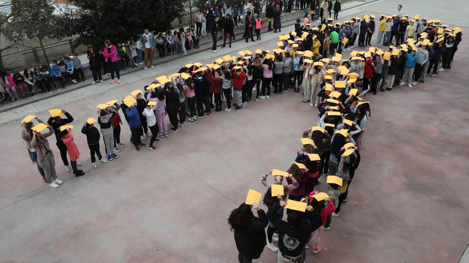 El alumnado del colegio público San Miguel de Noáin formó un lazo dorado en el patio y bailó para celebrar “que hay esperanza