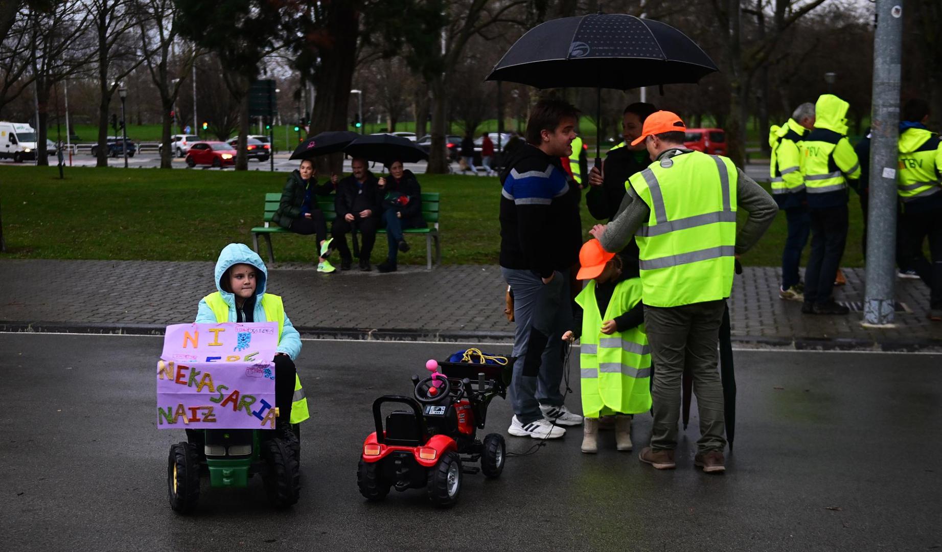 Niños con tractores apoyando la marcha.
