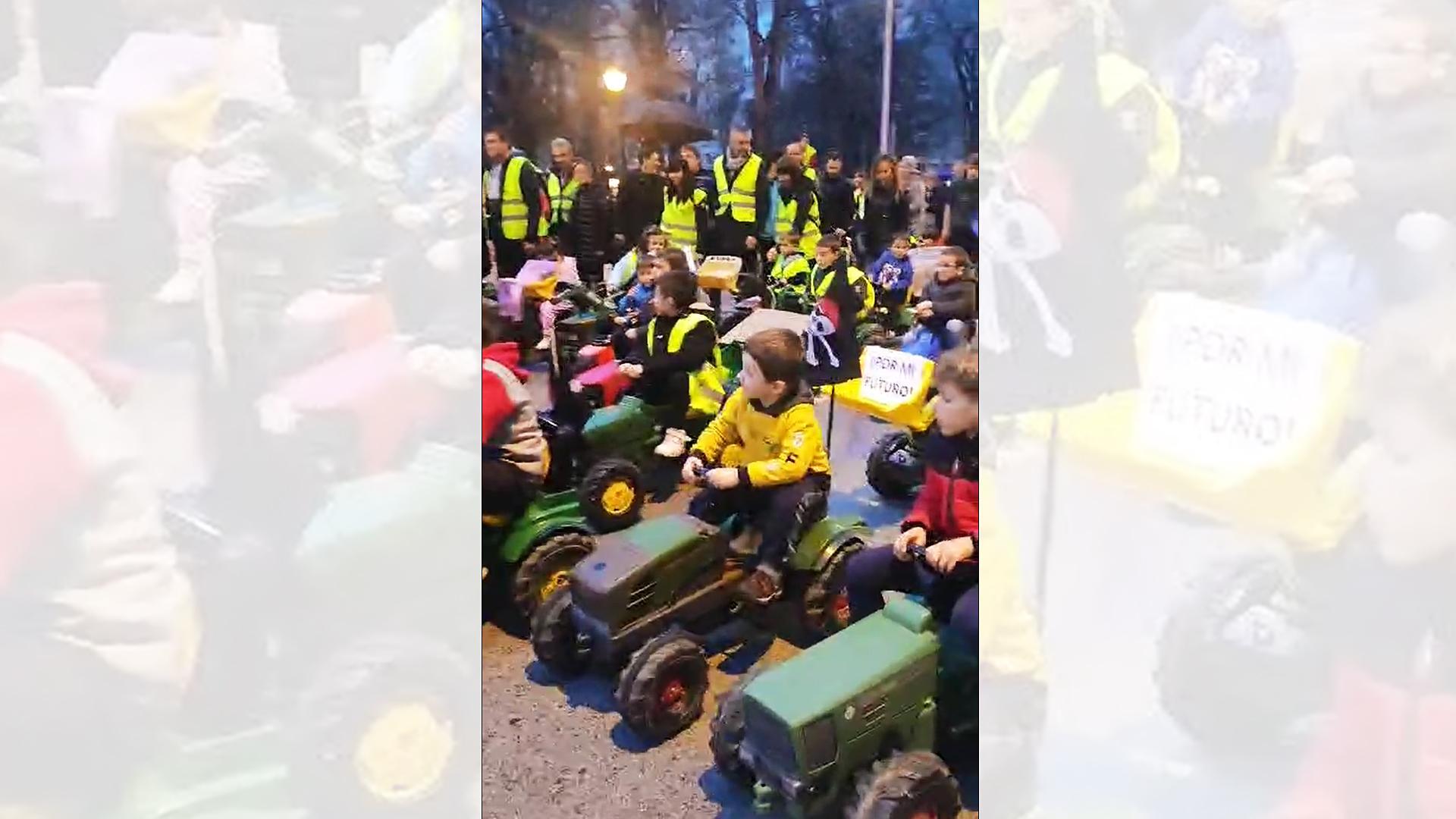 Vídeo con mini tractores en la marcha de apoyo al agro navarro