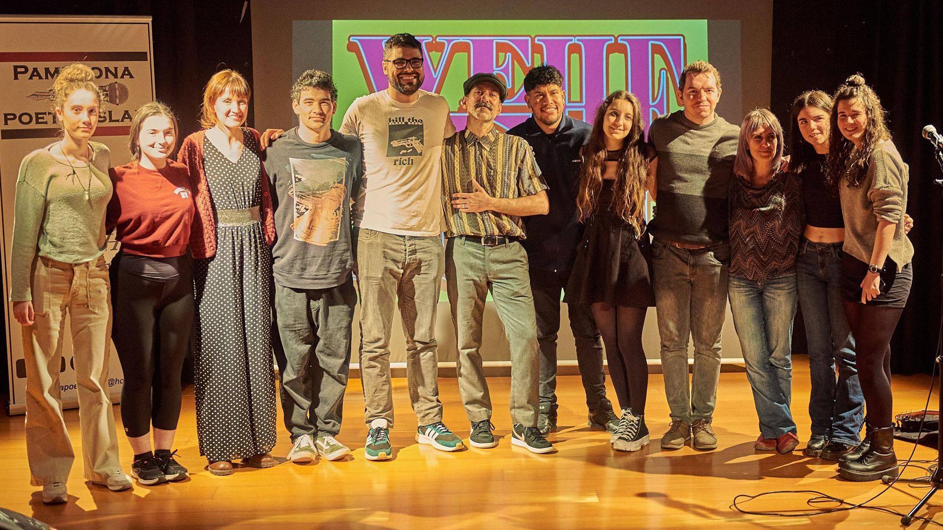 Participantes y organizadores de la edición joven de 2023. La segunda por la izda., Natalia Lizarreta, ganadora, junto a la finalista Mª Eugenia López, dj Txino, el finalista Daniel Iriarte y Yoel Saldaña. Las primeras a la dcha., las dos componentes de Naroak Taldea y la poeta invitada, Ventura Ruiz.