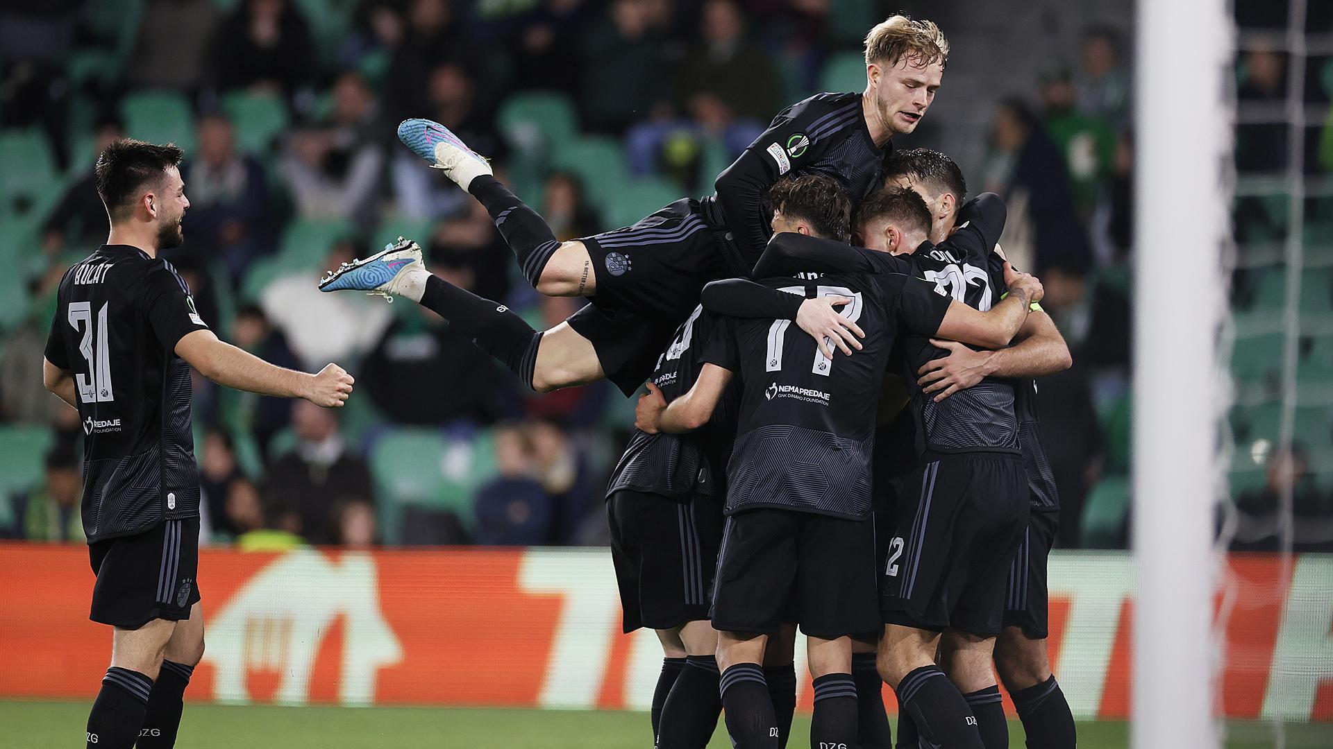 Los jugadores del Dinamo de Zagreb celebran el gol de penalti./(