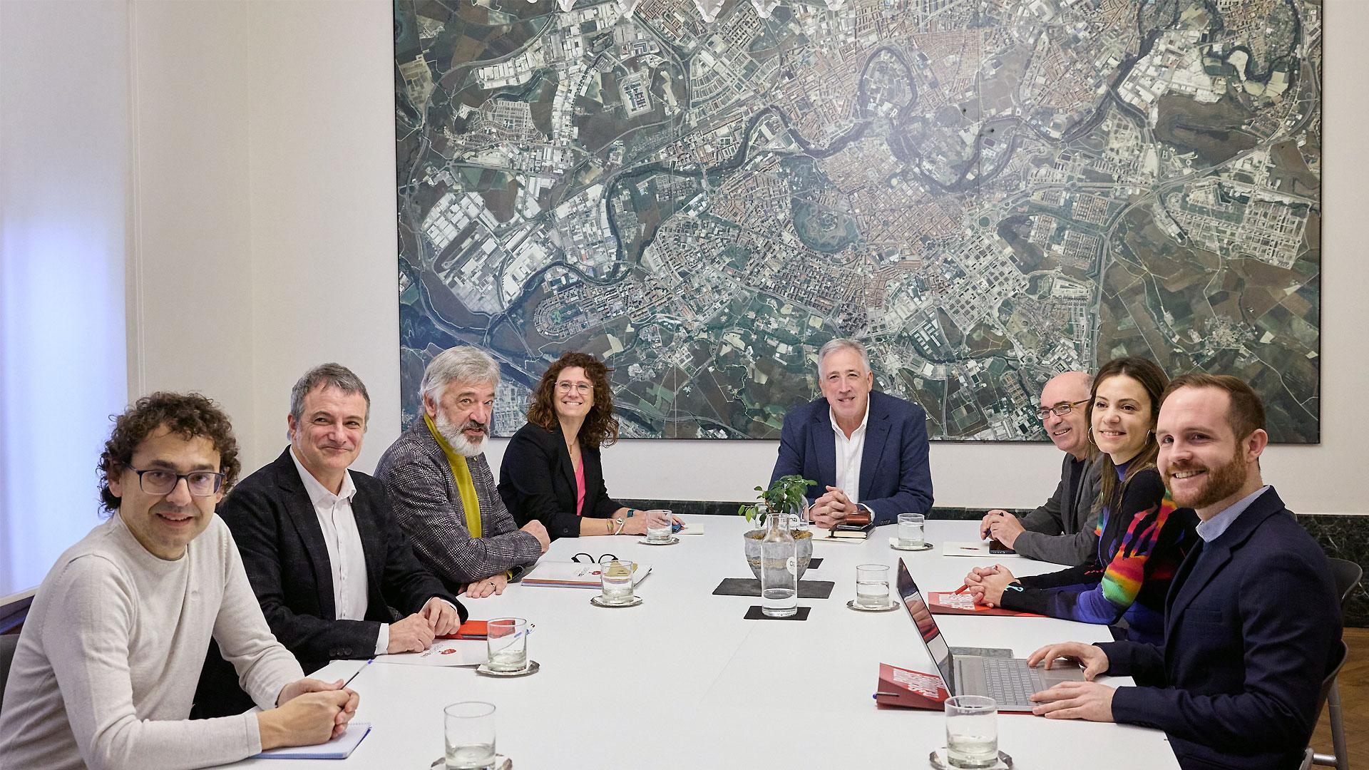 Primera reunión para evaluar el anteproyecto de presupuestos municipales para este año entre miembros del gobierno municipal y concejales del grupo municipal socialista
