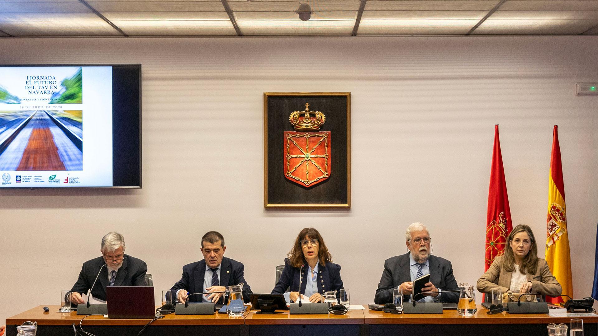 Representantes de los Colegios de Ingenieros de Caminos, de Ingenieros Industriales y de Ingenieros Agrónomos de Navarra y de la Institución Futuro han participado este viernes en una comparecencia parlamentaria sobre el TAV