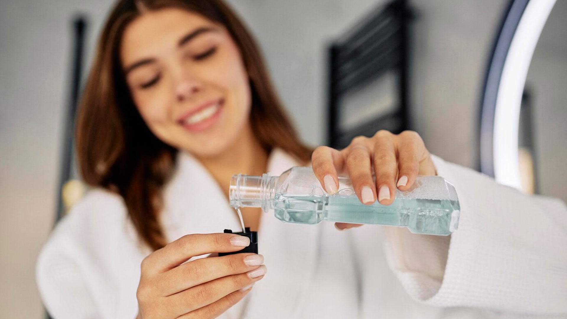 Realizar gárgaras con un enjuague bucal antiséptico puede reducir las bacterias "malas" en la boca de las personas con diabetes tipo 2 y a controlar mejor el azúcar en sangre