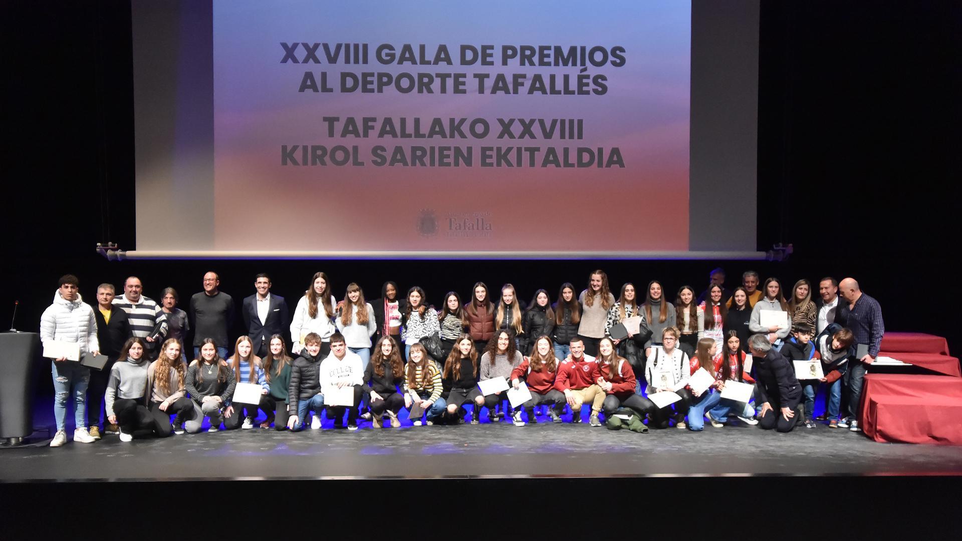 Los galardonados y finalistas, junto con representantes municipales y de clubes deportivos, posaron para una foto de familia al término de la gala