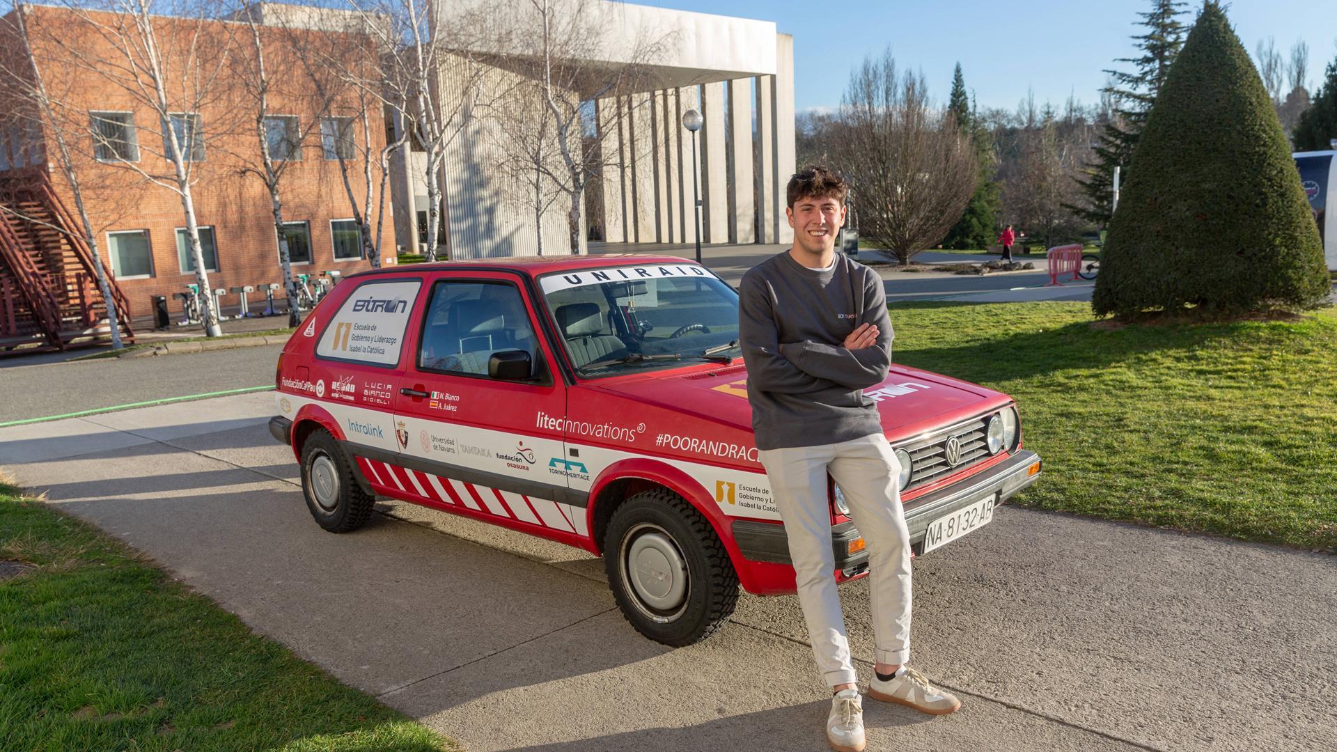 Nicolás Ross Bianco, estudiante de la Universidad de Navarra, con el Golf Mk2 de 1990 con el que compite