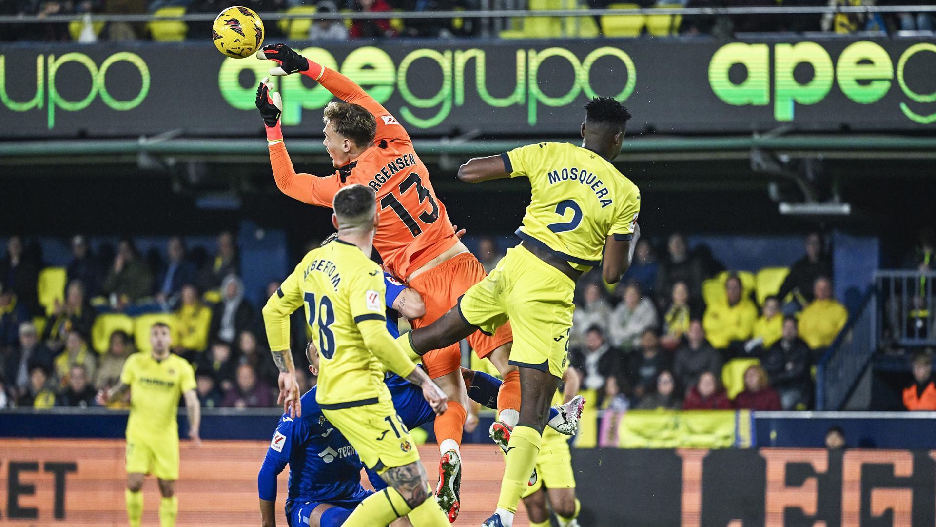 El meta del Villarreal Jorgensen despeja un centro desde la banda.