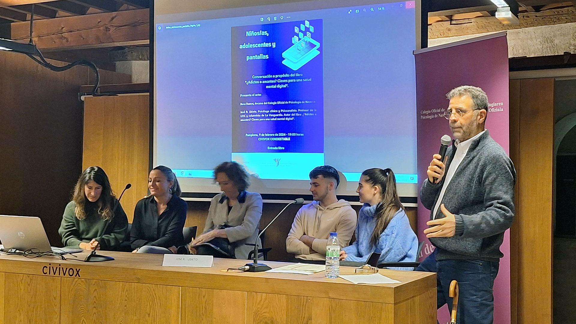 De izda a dcha: Susana Heredia y Sonia Ledesma (del colectivo ‘Adolescentes libres de móvil Navarra’), la psicóloga Lourdes Aramburu, los adolescentes David, Naroa y el psicólogo clínico especializado en tecnologías José Ramón Ubieto, durante la jornada organizada por el Colegio de Psicología de Navarra en Pamplona
