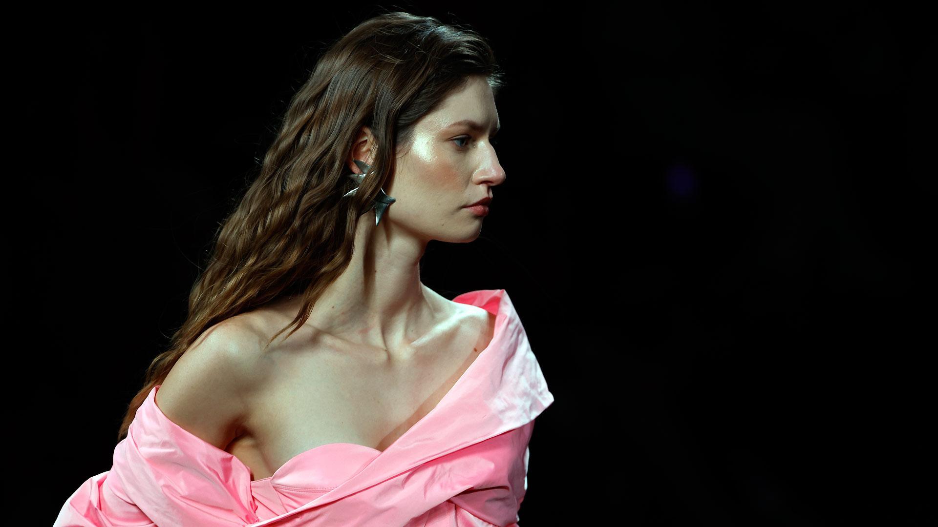 Una modelo luce una creación de la firma INuñez durante un desfile de la pasarela Mercedes Benz Fashion Week Madrid, este sábado en Madrid