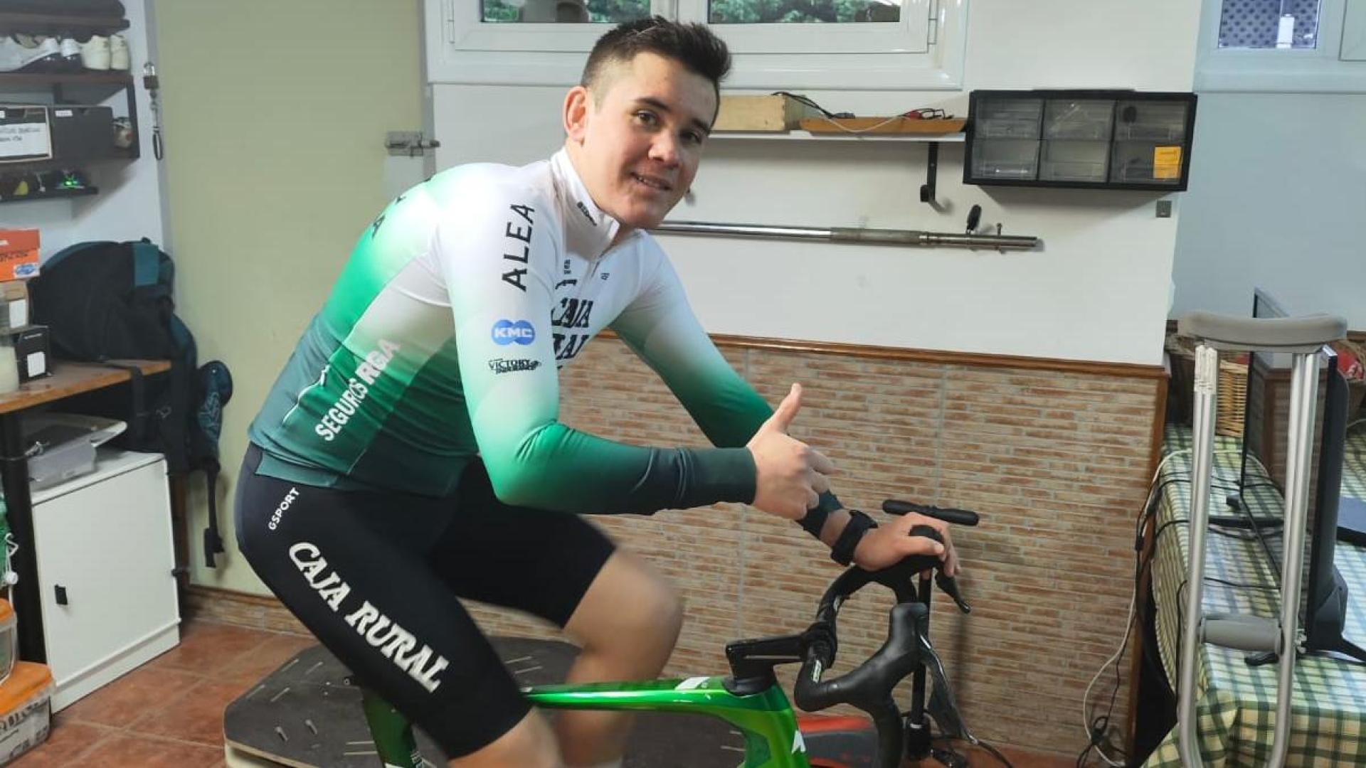 Josu Etxeberria hace rodillo en su casa como proceso de su recuperación.