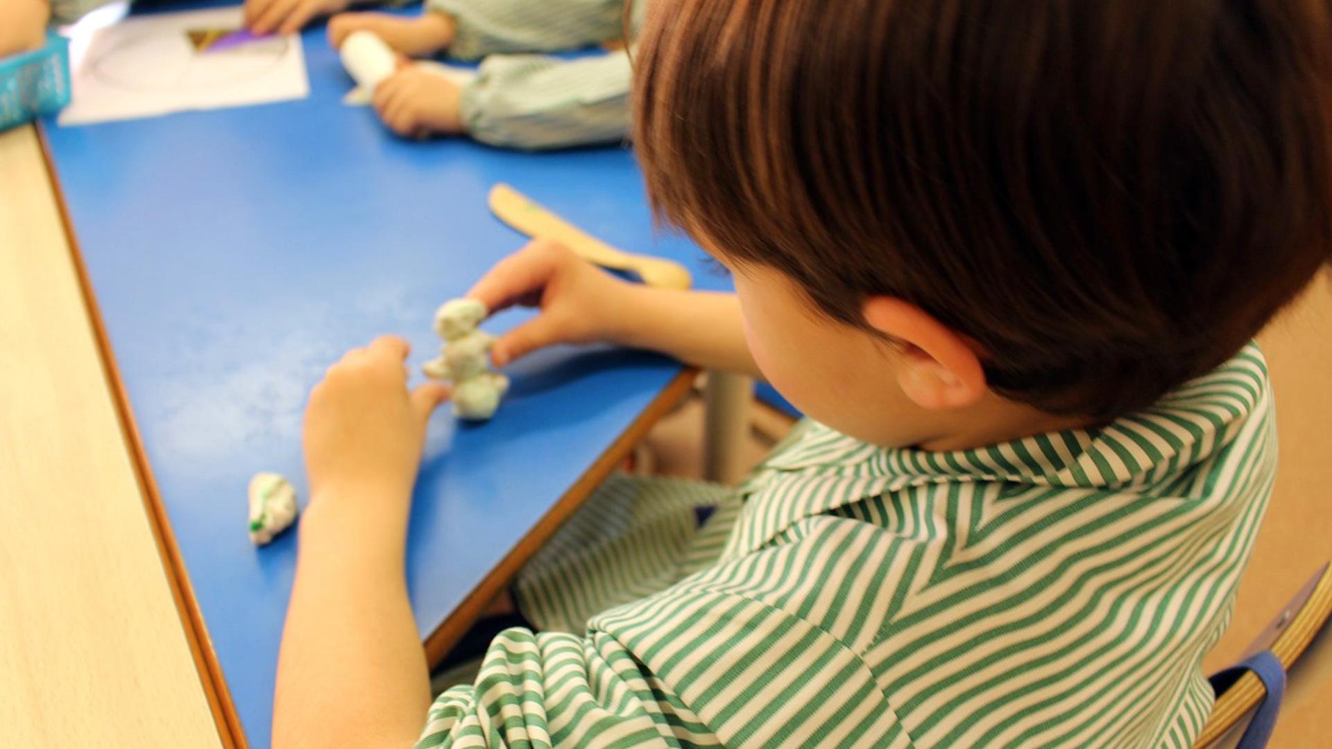 Imagen de recurso de un niño en un colegio