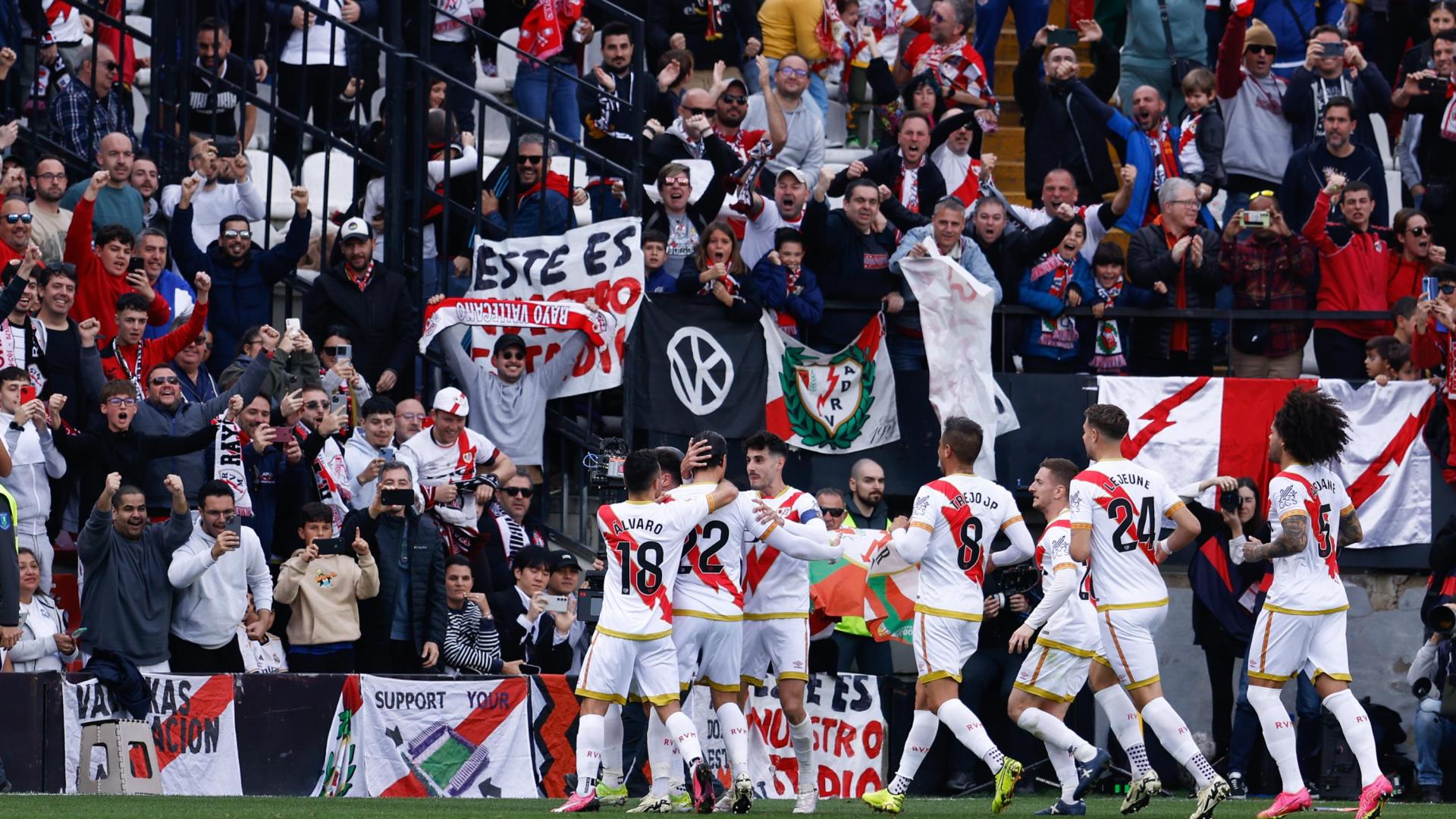 Raul de Tomás celebra con sus compañeros el tanto ante el Real Madrid