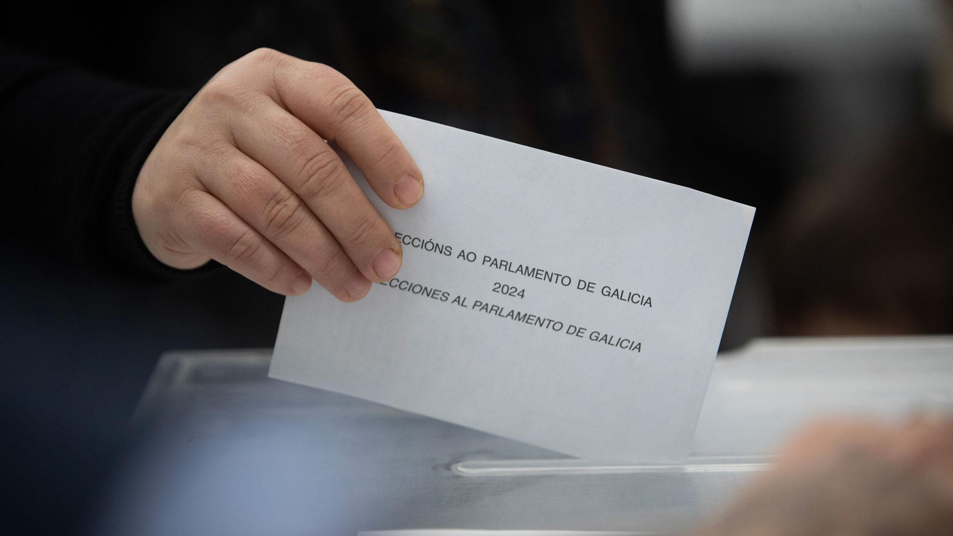 Un votante deposita una papeleta en las urnas en estas elecciones gallegas del 18 de febrero