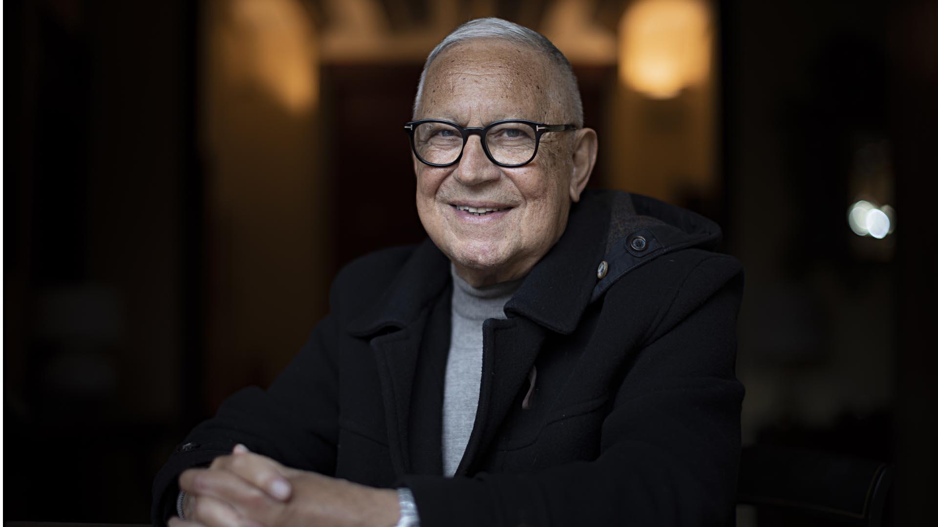 -Fotografía del escritor Fernando Delgado en marzo de 2022, durante una entrevista concedida a la Agencia EFE