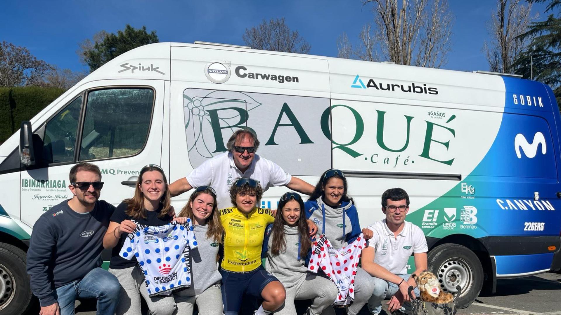 Paula Ostiz, de amarillo y en el centro de la imagen, con sus compañeros y compañeras de equipo del Baqué en Extremadura.