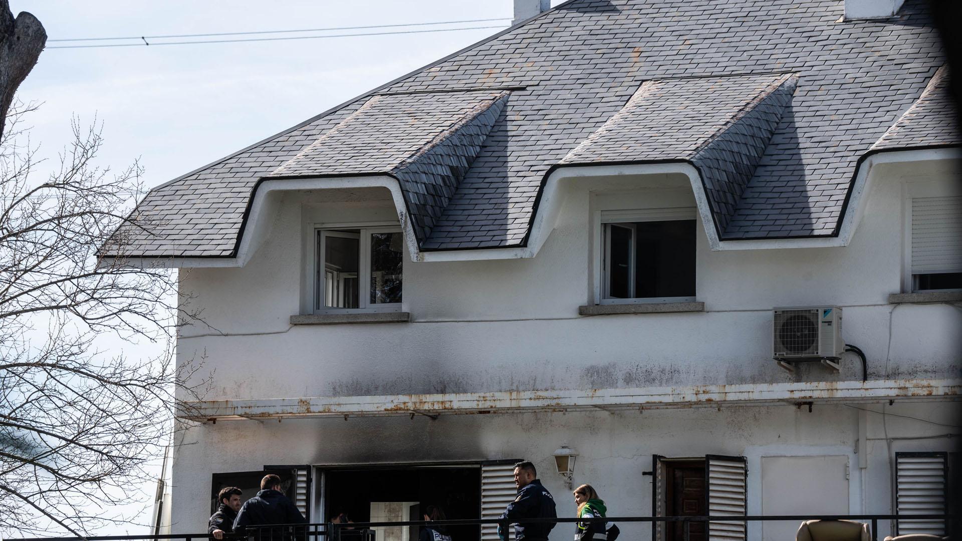 Varios agentes de la Policía Nacional, en la Residencia Juan XXIII de Aravaca donde se produjo el incendio