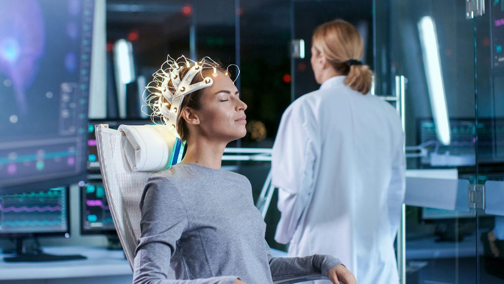 Telepathy lleva una batería que se recarga externamente y dispone de 1 024 electrodos, distribuidos en 64 hilos, que transmiten las medidas de la actividad cerebral de forma inalámbrica