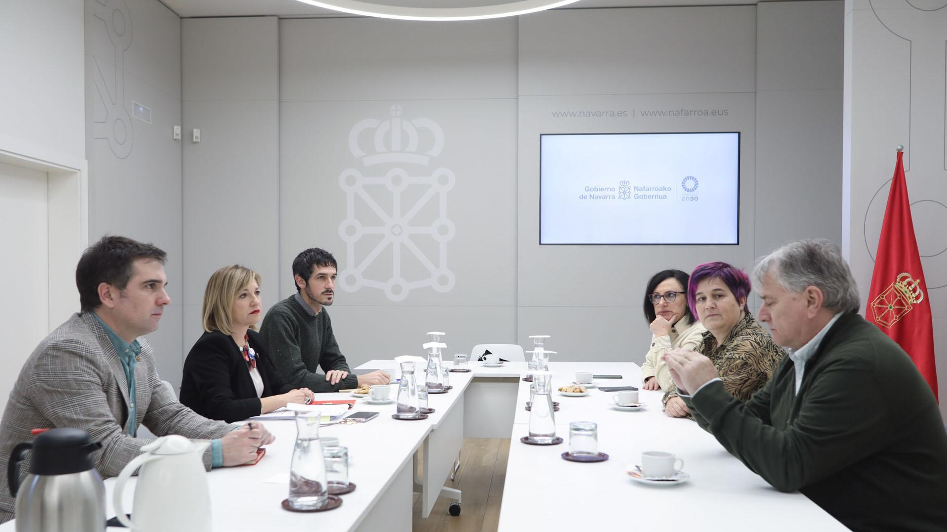 Reunión de la consejera Amparo López con representantes de la asociación Aralar y la Federación FEJAR, de ayuda y prevención de la ludopatía y jugadores y jugadoras de azar rehabilitados