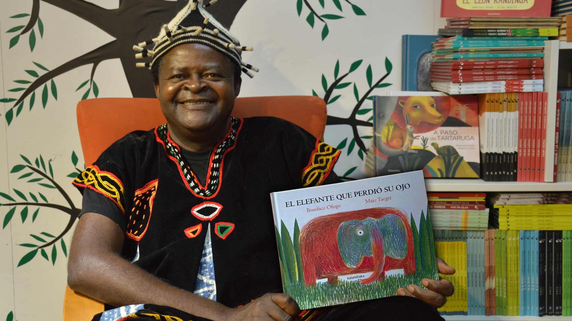 El narrador Boniface Ofogo presenta hoy en la librería Chundarata su último álbum infantil ilustrado, ‘El elefante que perdió su ojo’