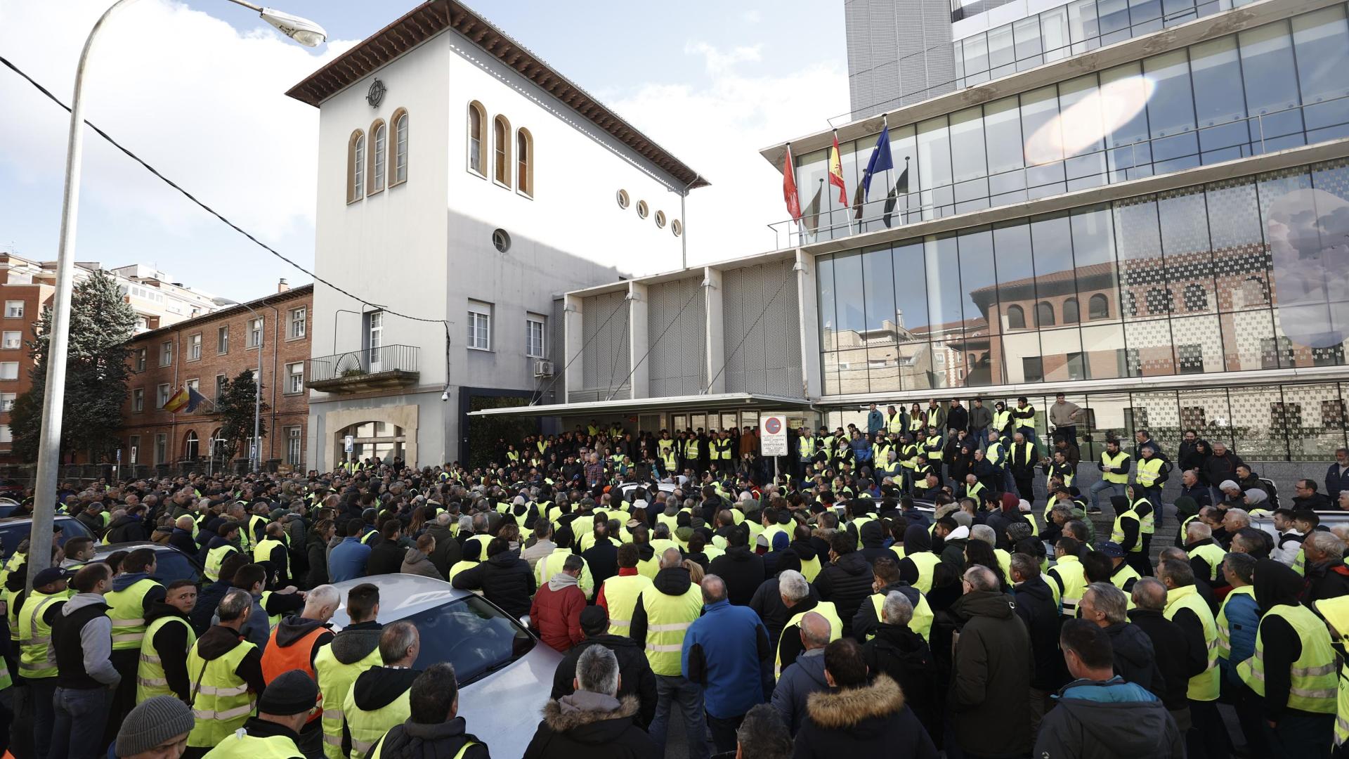Decena de agricultores agolpados el viernes 16 en las puertas de Desarrollo RUral