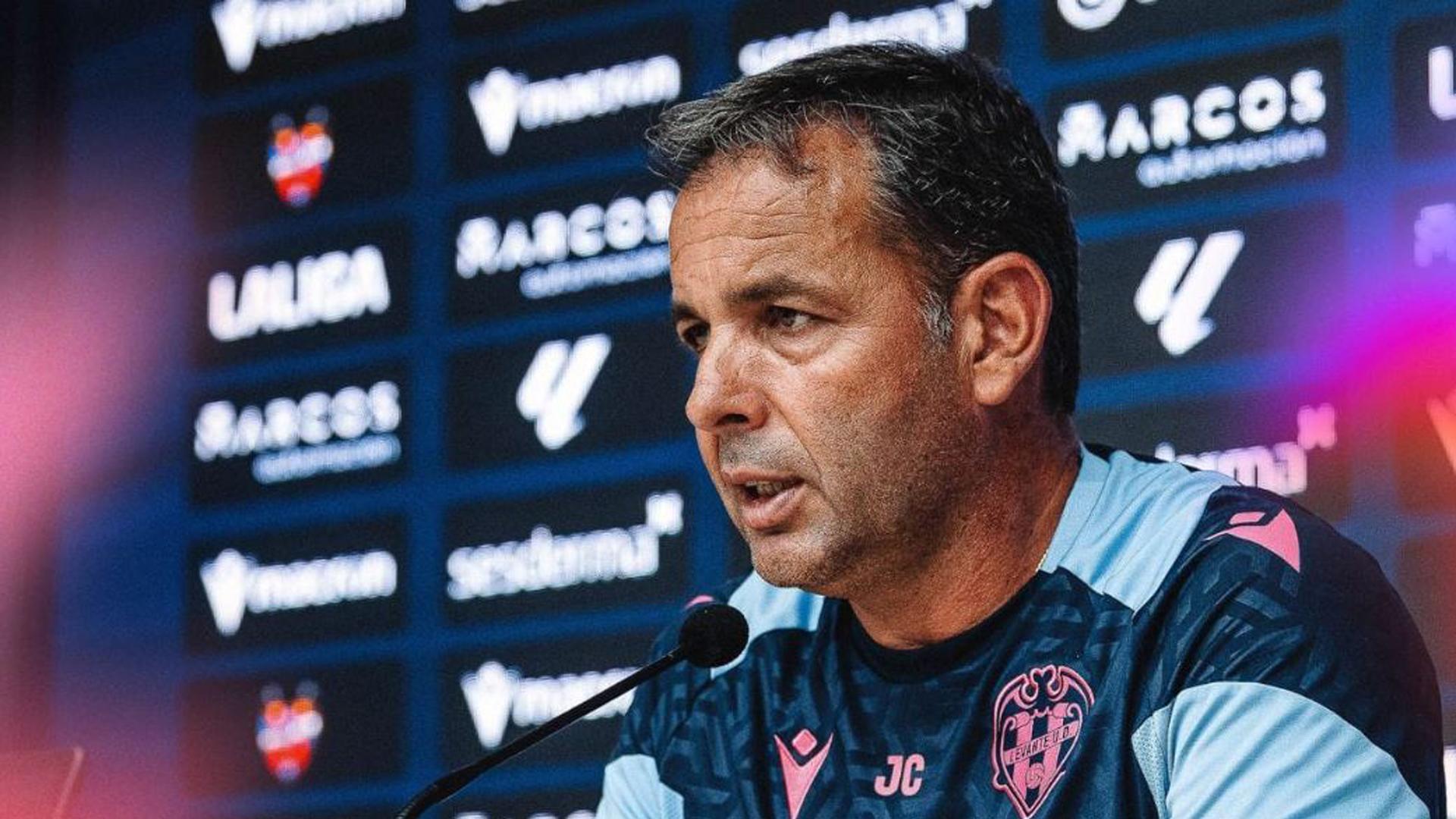 Javier Calleja durante una rueda de prensa con el Levante