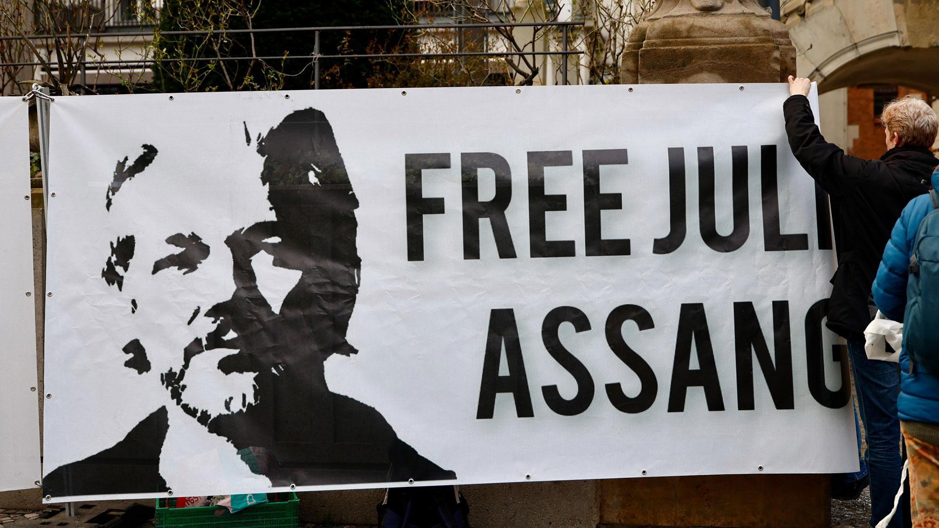 Una pancarta con el retrato de Julian Assange antes del evento Cine por la Paz "Una velada especial con Hillary Clinton - Lo mejor está por venir" durante el 74º Festival Internacional de Cine de Berlín