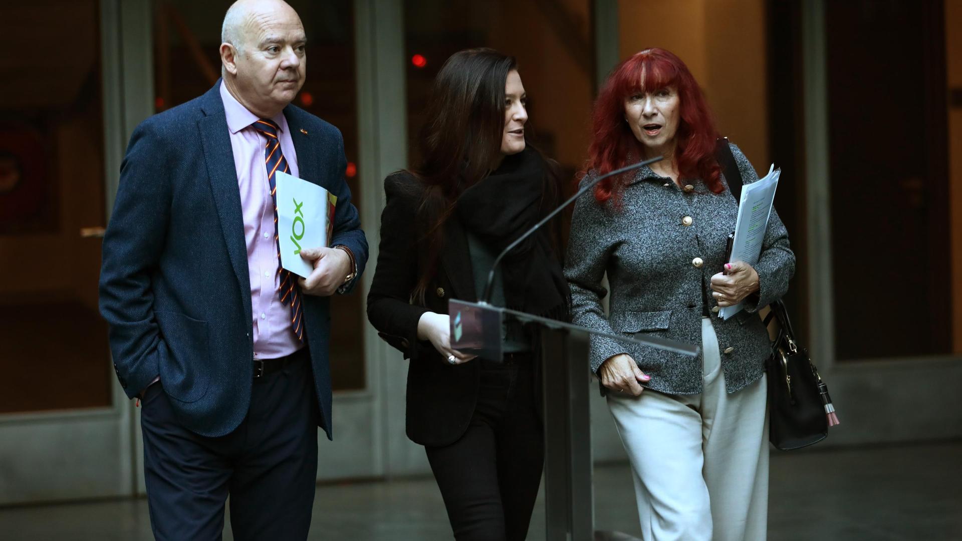 Los dos parlamentarios de Vox, Emilio Jiménez y Maite Nosti (derecha), antes de un pleno del Parlamento.