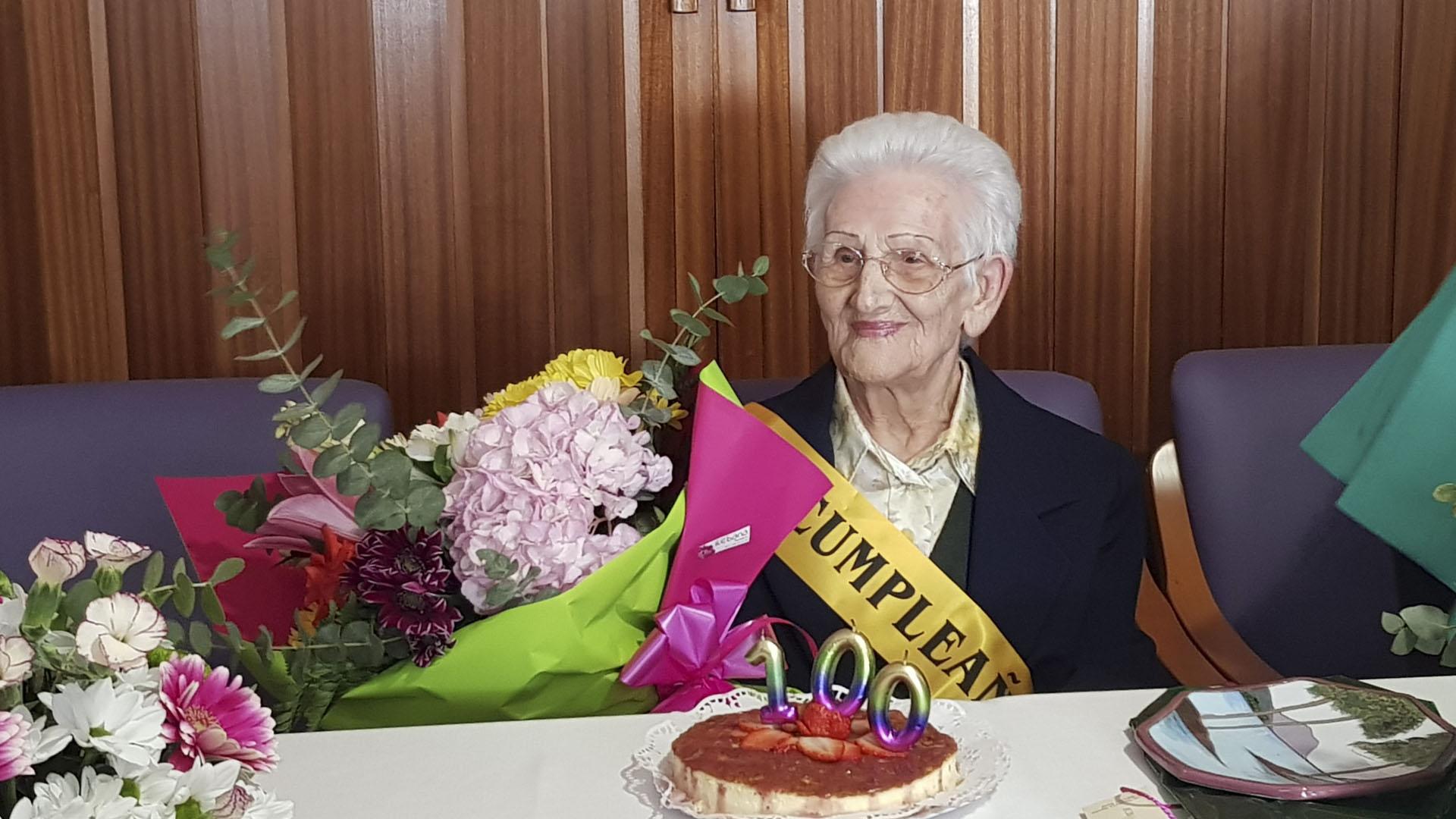 Araceli Hidalgo, con la tarta y regalos recibidos en su 100 cumpleaños