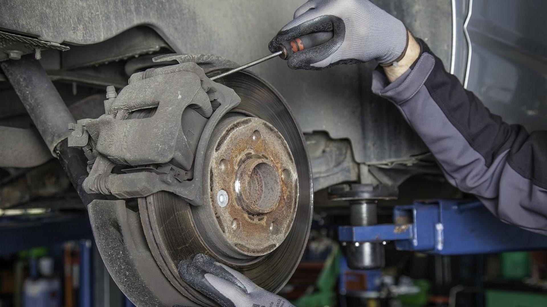 Mecánico del automóvil, una de las ofertas que se publican en la web del Servicio Navarro de Empleo