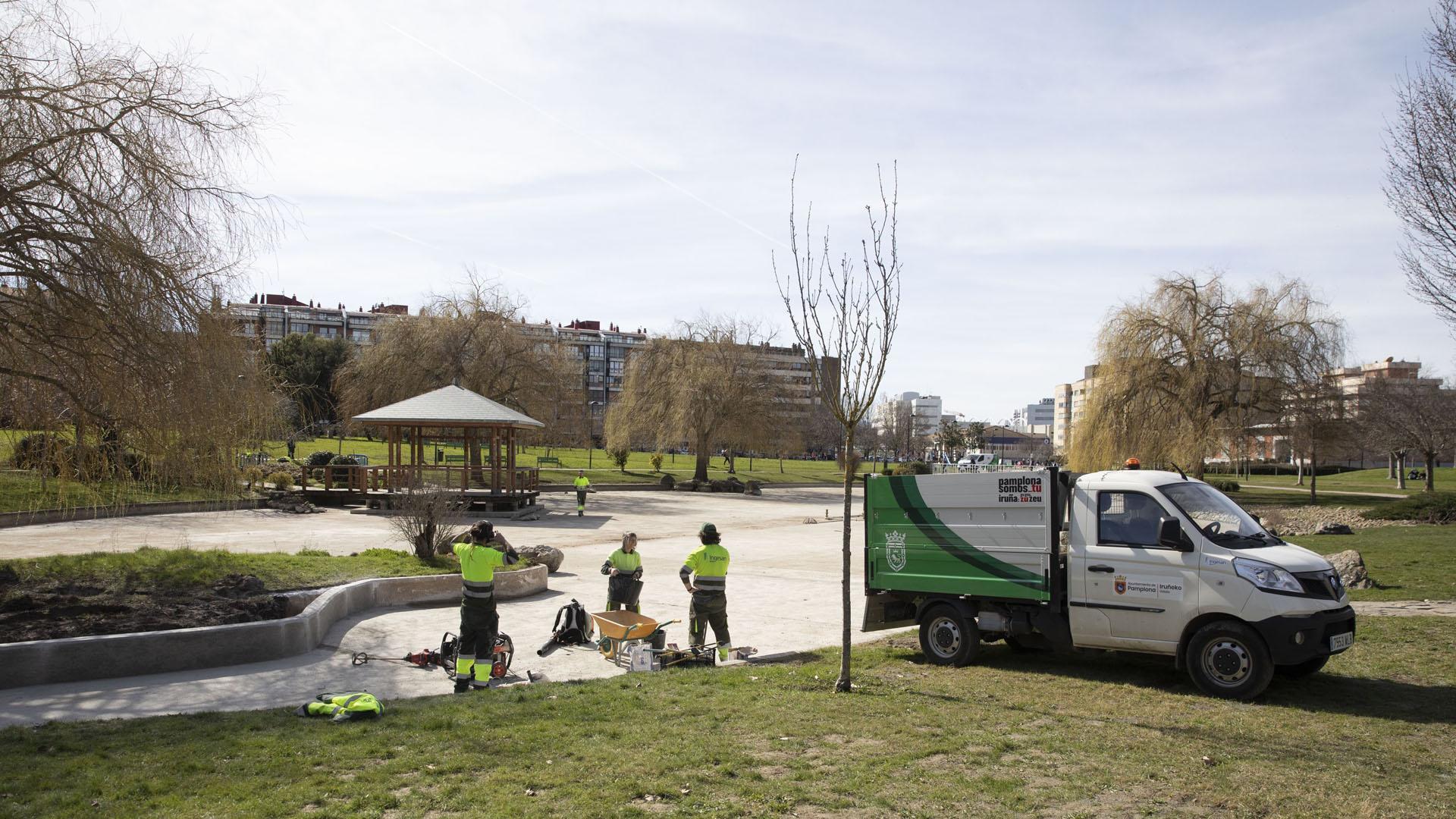 Operarios llevan a cabo labores de limpieza en el parque de Yamaguchi