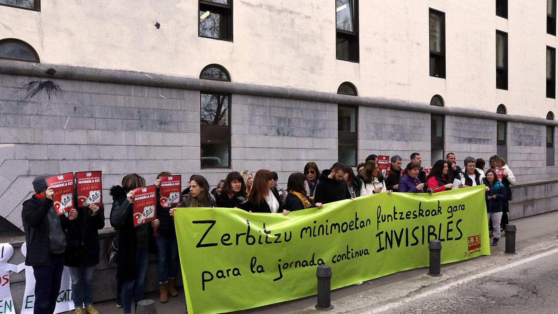 Un momento de la concentración de trabajadoras de los comedores escolares frente al departamento de Educación