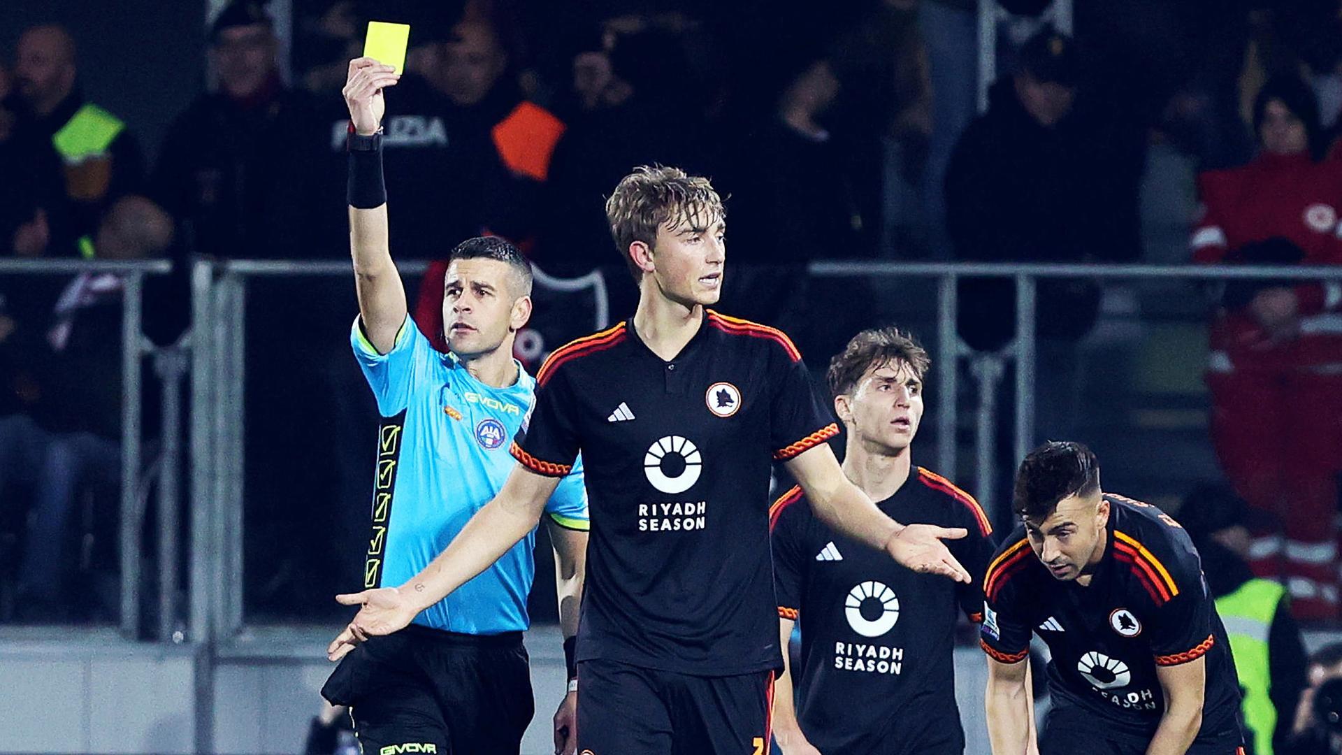 Dean Huijsen recibe una tarjeta amarilla durante un encuentro con la camiseta de la Roma./