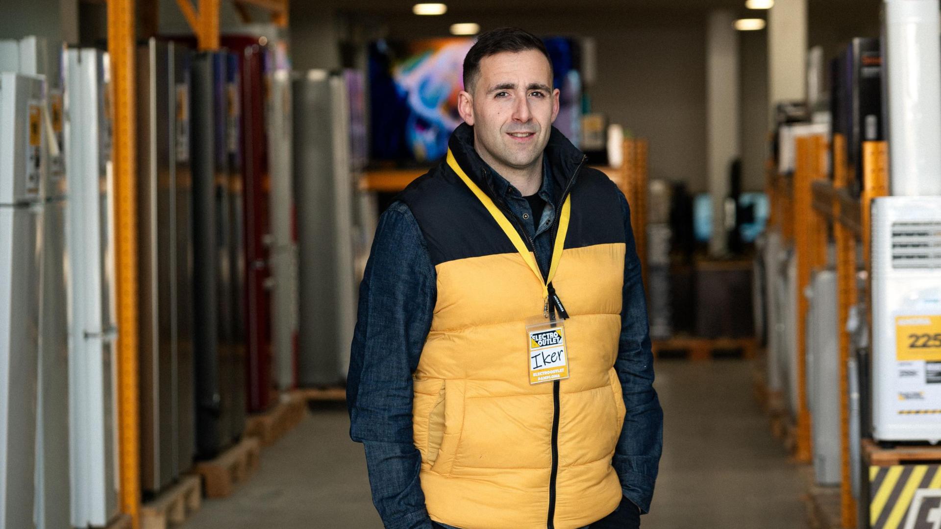 Iker Alzuelta, uno de los responsables de Electro Outlet, en el polígono de Mutilva