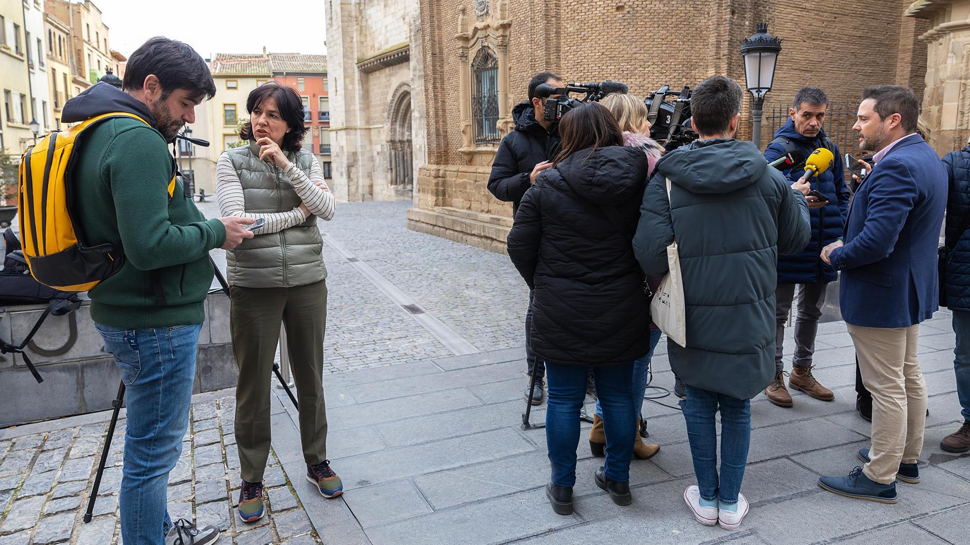 EN LOS DOS EXTREMOS DE LA FOTO La foto que ilustra estas líneas evidencia gráficamente la división entre UPN y la oposición respecto al proyecto de Nilsa de ampliar la planta de tratamiento de fangos en la ciudad. A la izquierda, Eneko Larrarte y Olga Chueca, portavoces de Contigo Tudela y PSN, respectivamente, quienes acababan de ofrecer ayer a los medios de comunicación su valoración sobre ese asunto, dialogan entre ellos mientras el alcalde, Alejandro Toquero (UPN), explica su postura a la prensa tras la reunión celebrada en la Casa Consistorial.