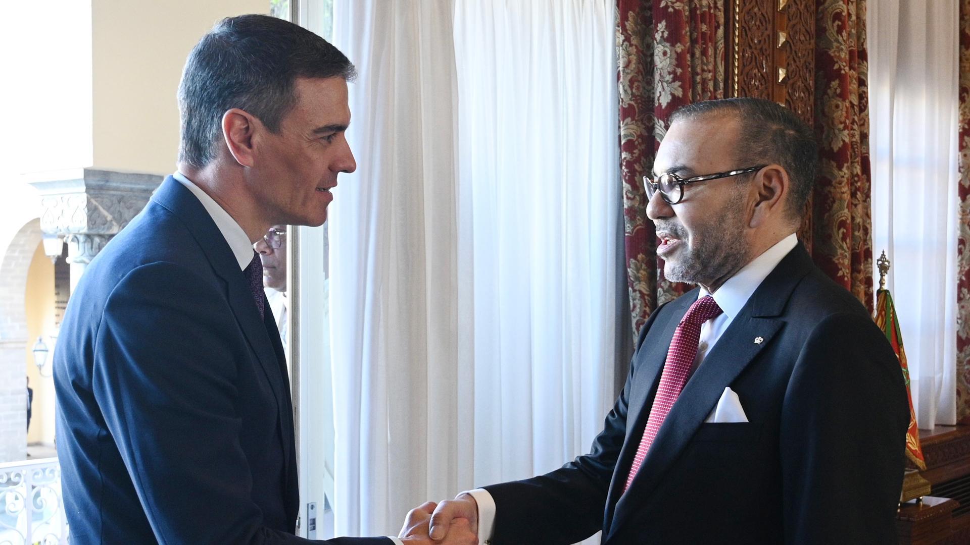 El presidente del Gobierno español, Pedro Sánchez, saluda al rey Mohamed VI, durante su encuentro mantenido en Rabat este miércoles