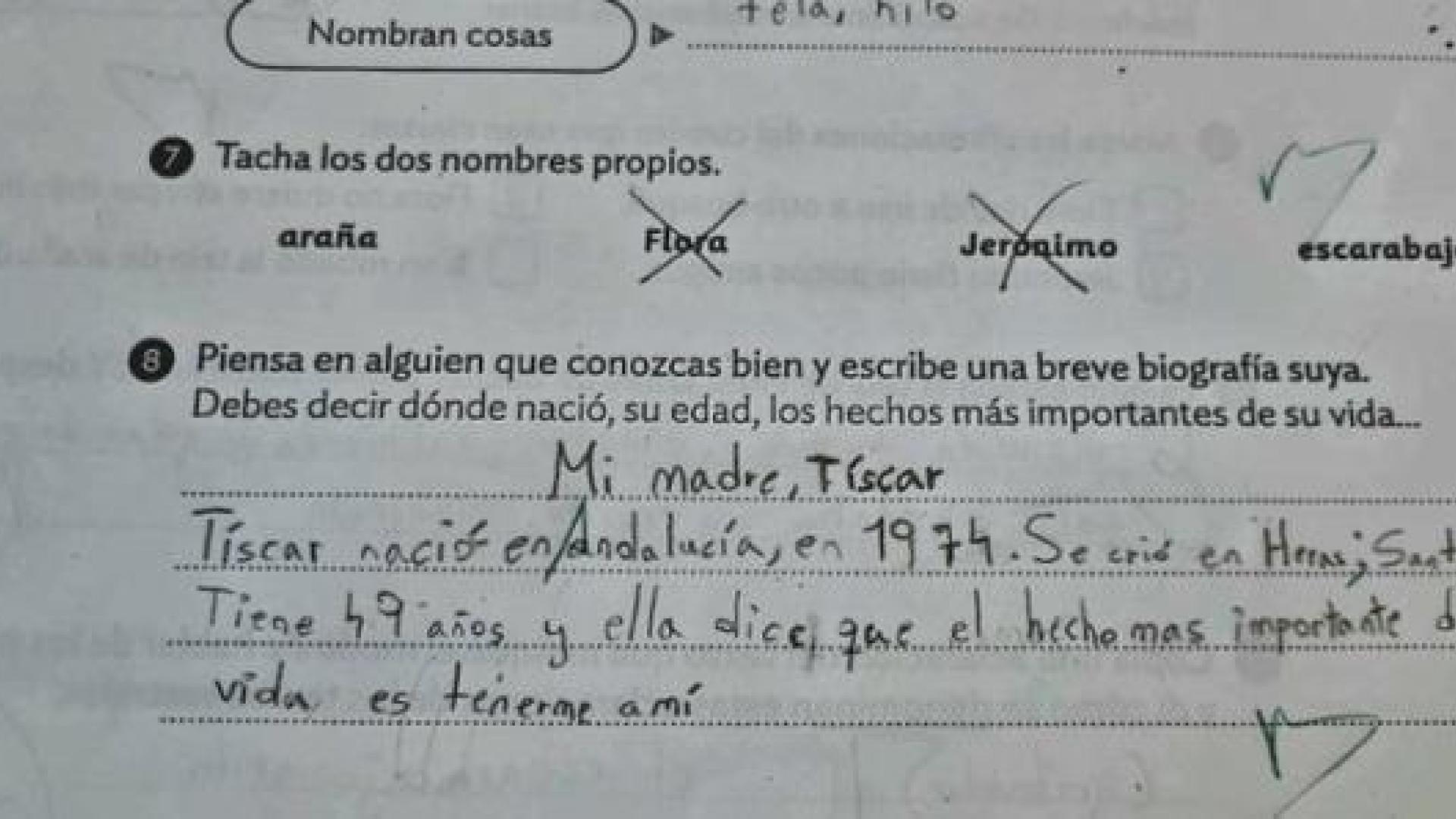 Una madre se emociona con la respuesta de su hija a una pregunta de un examen del colegio