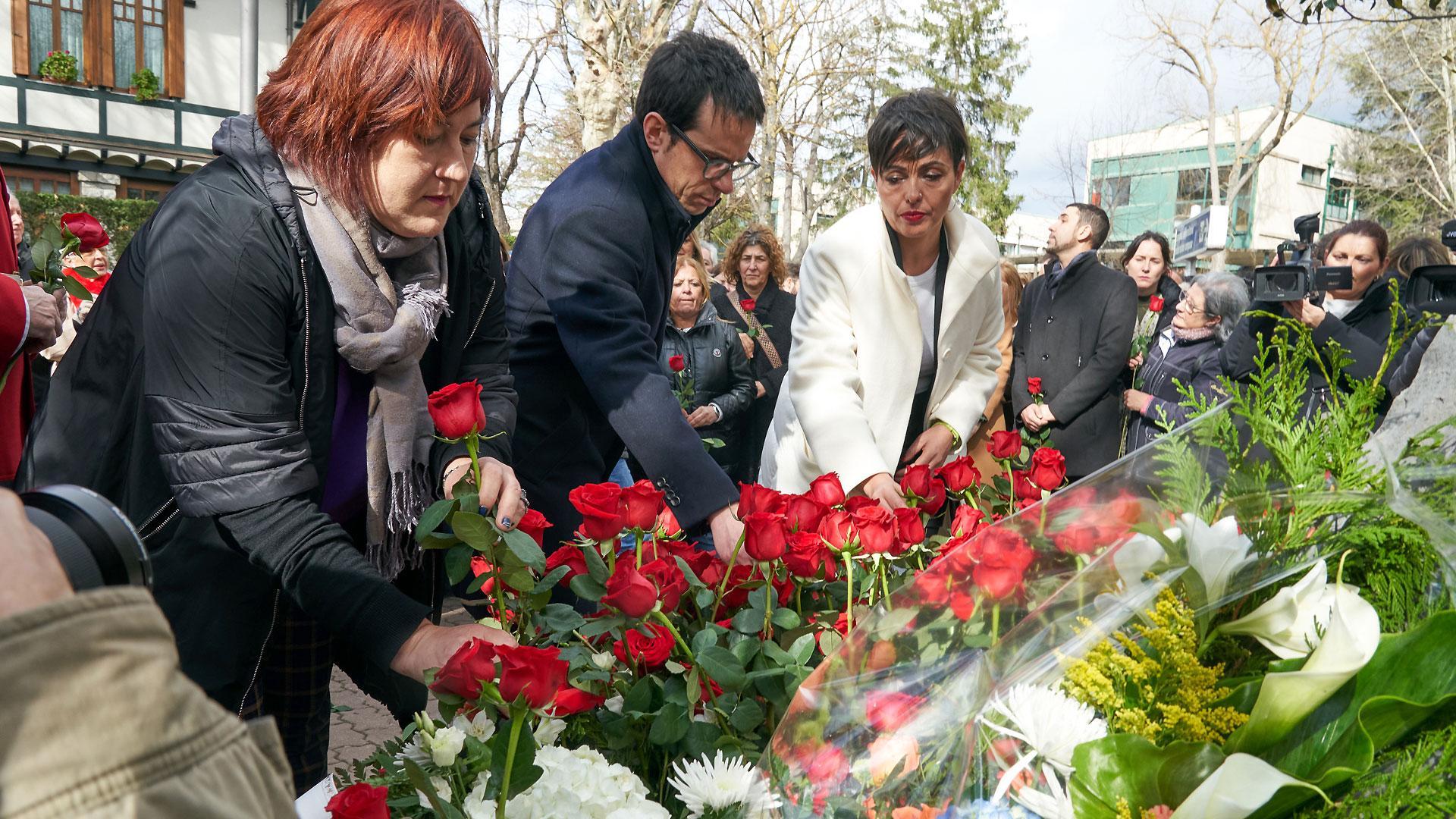 El candidato de EH Bildu a Lehendakari, Pello Otxandiano; y la candidata del EH Bildu a la Alcaldía de Vitoria, Rocío Vitero (d); durante la ofrenda floral en recuerdo del dirigente socialista Fernando Buesa y su escolta Jorge Díez, en Vitoria