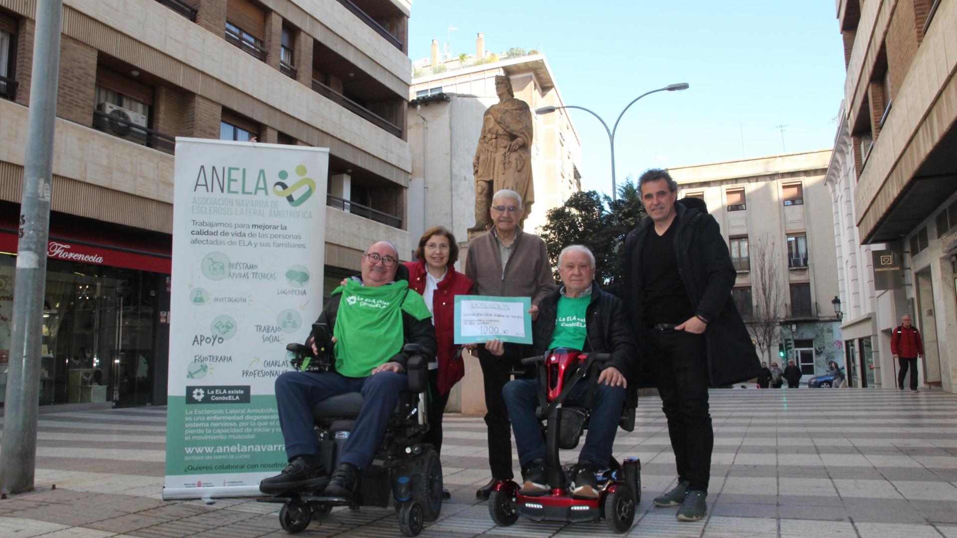 De izda. a dcha., Ángel Álava con su mujer, Ana José Saso; Chus Rodríguez con el cheque que entregó a la asociación; Santiago Sánchez, también de ANELA, y su hijo Santiago.