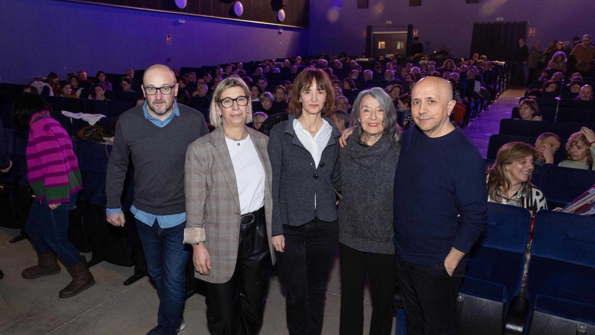 De izquierda a derecha: Julio Mazarico, Icíar Les, Ana Torrent, Petra Martínez y Luis Alegre, a su llegada al Cine Moncayo