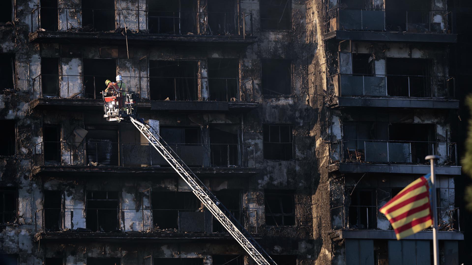 Foto del espectacular incendio en un edificio en Valencia.