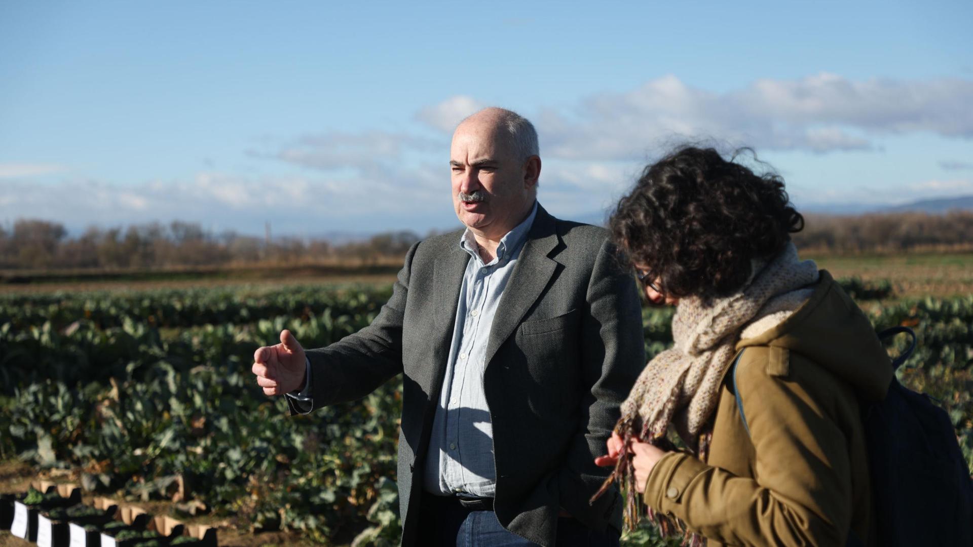 El consejero de Desarrollo Rural y Medio Ambiente, José Marí Aierdi, junto con la directora de INTIA, Natalia Bellostas, a la visita a la fina experimental de Cadreita