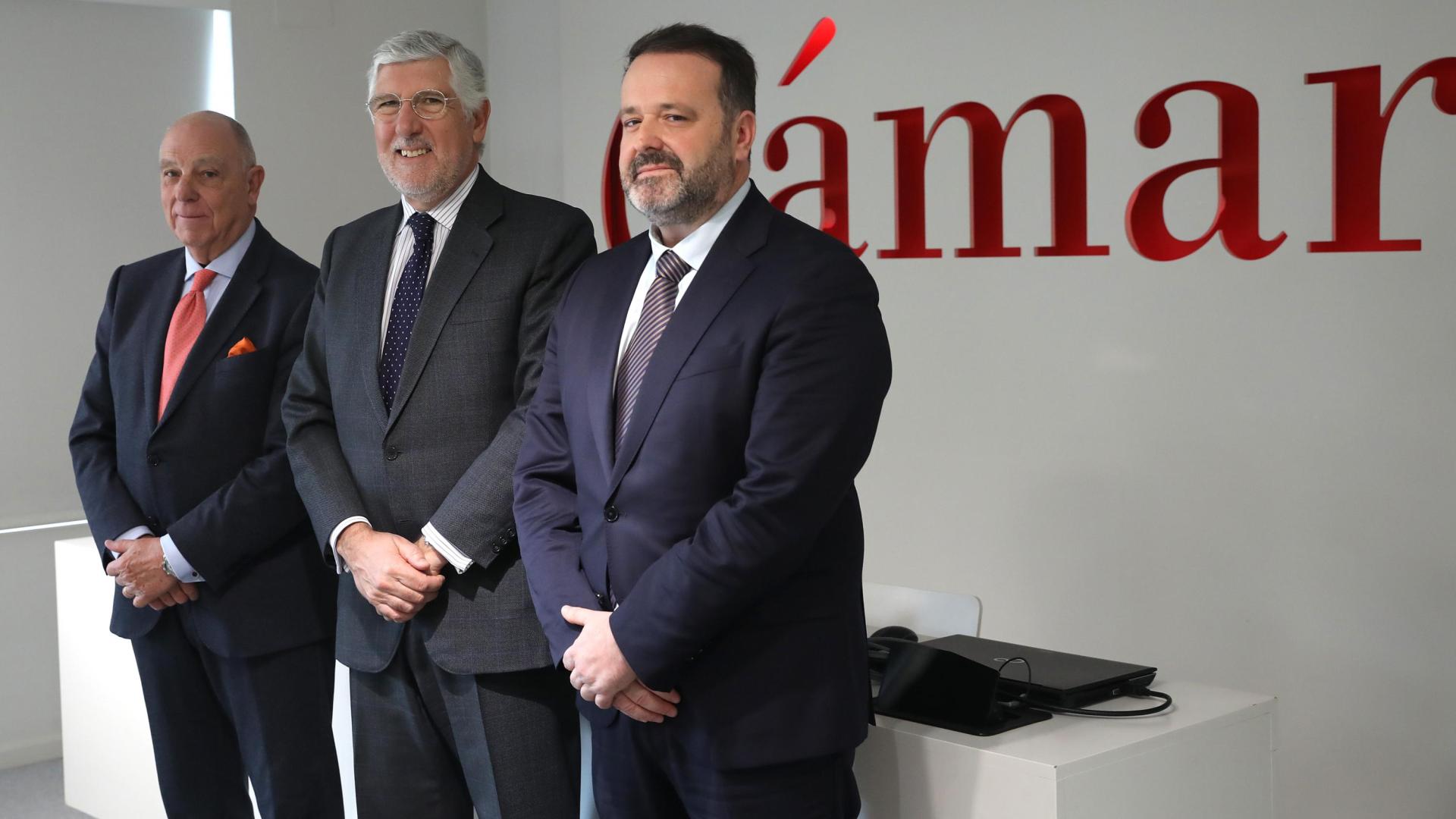 Javier Taberna (presidente Cámara de Comercio), Joao Antonio da Costa (embajador de Portugal) e Iñigo Arruti (Gobierno foral)