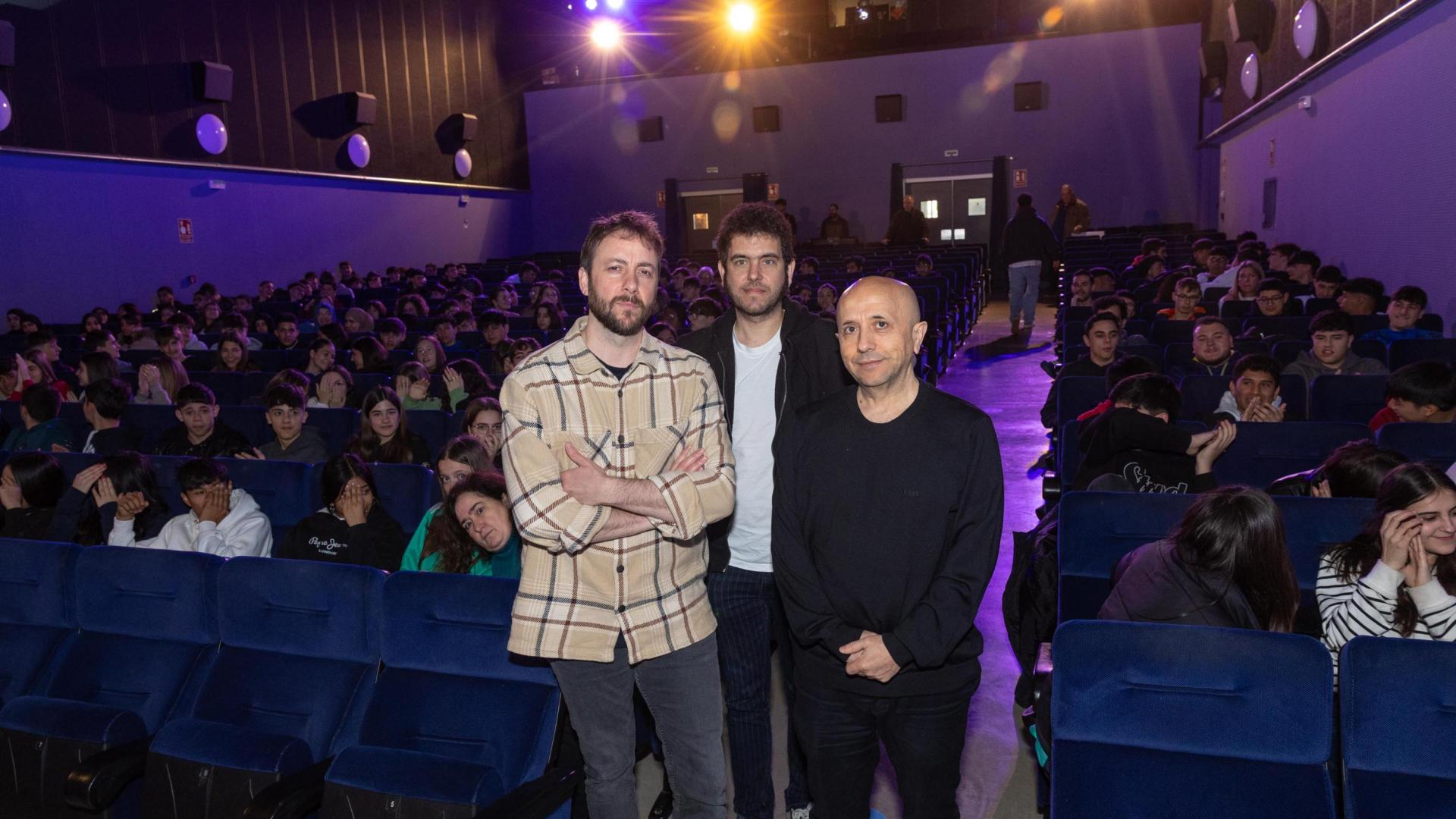 A: BLANCA ALDANONDO
F: 23/02/2024
P:  PEPE LORENTE (ACTOR), JAVIER MACIPE (DIRECTOR) Y LUIS ALEGRE SAZ (DIRECTOR MUESTRA), DELANTE DE LOS JOVENES EN LA SALA DEL MONCAYO
L: TUDELA
T: PRESENTACION DE LA PELICULA "LA ESTRELLA AZUL" DEL DIRECTOR, JAVIER MACIPE.  ANTES JOVENES. 30 EDICION DE LA MUESTRA DE CINE ESPAÑOL.