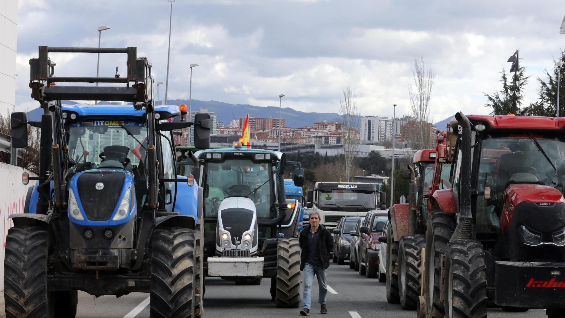 Tractores, con coches y camiones bloqueados este viernes en el polígono de Orkoien