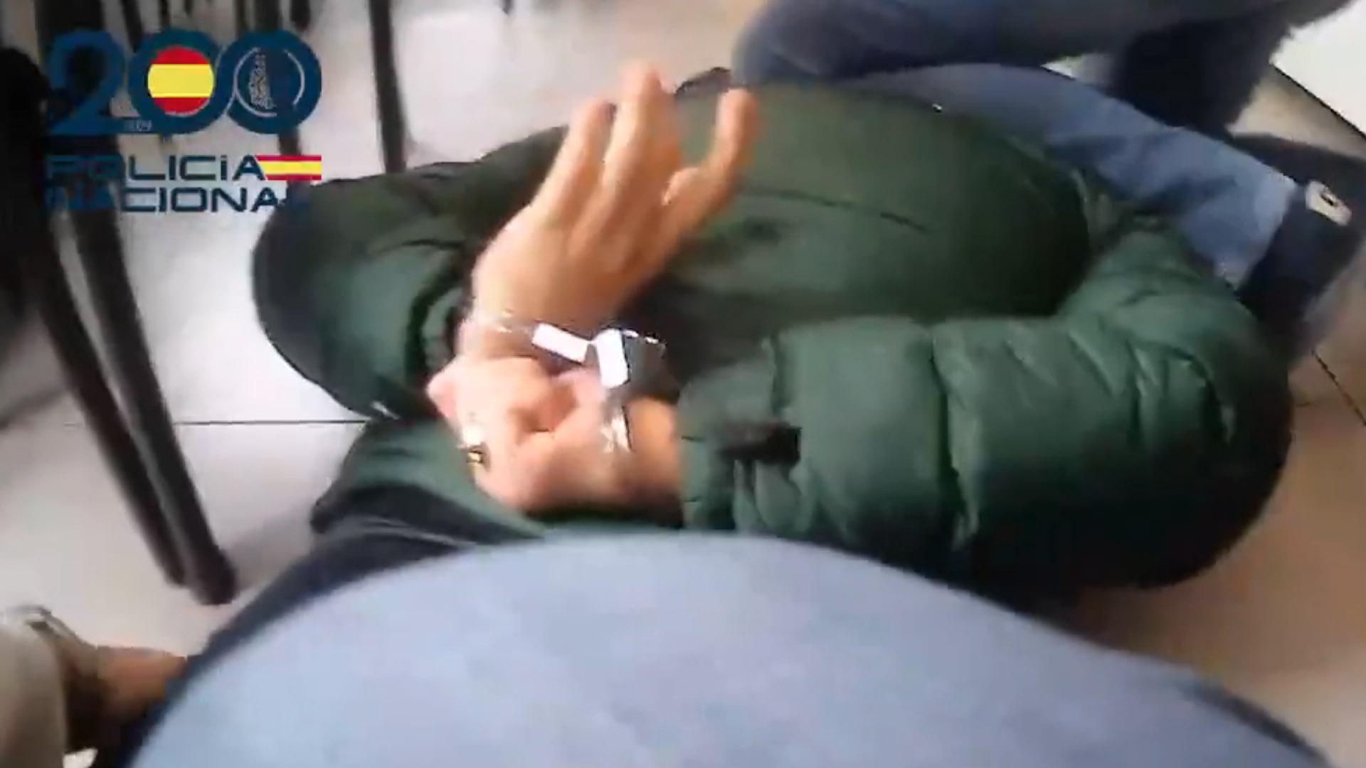 Momento de la detención del fugitivo en un bar de Salou