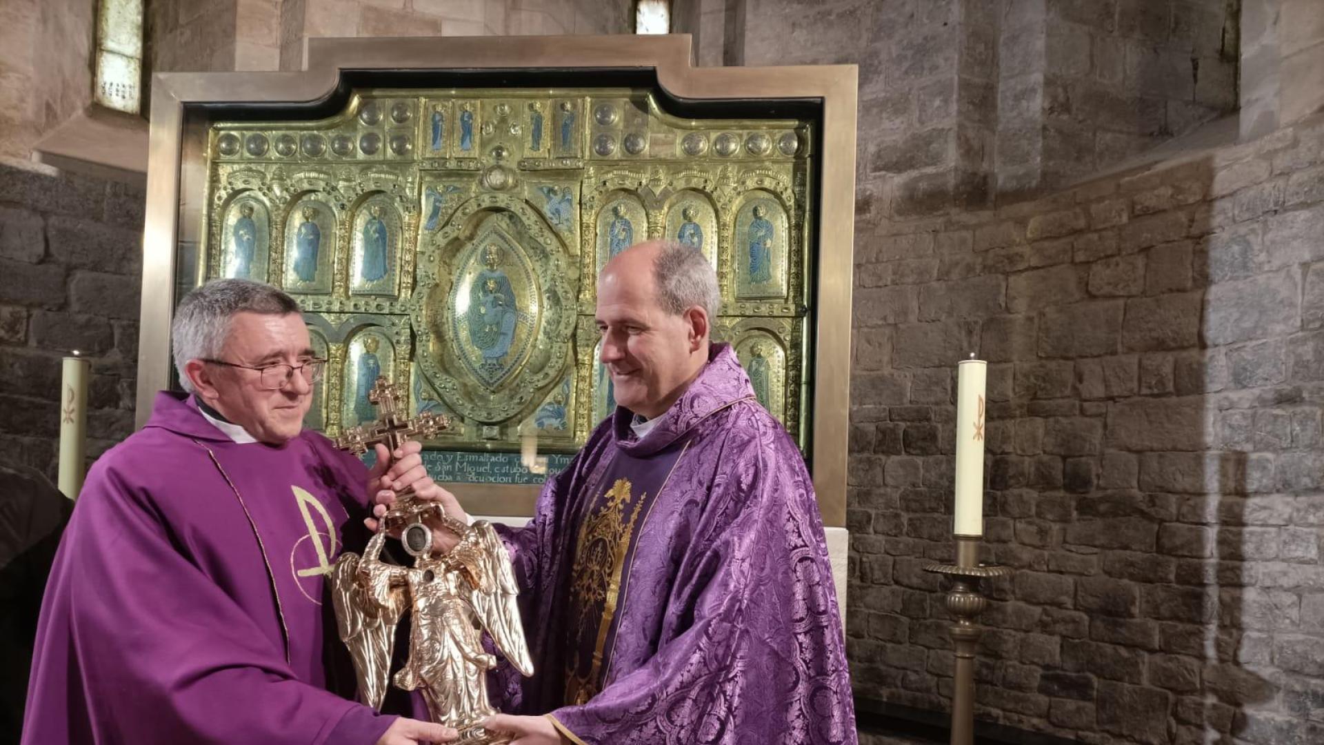 Alfonso Garciandia recibe la efigie de San Miguel de Aralar, de manos de Miguel Larrambebere.