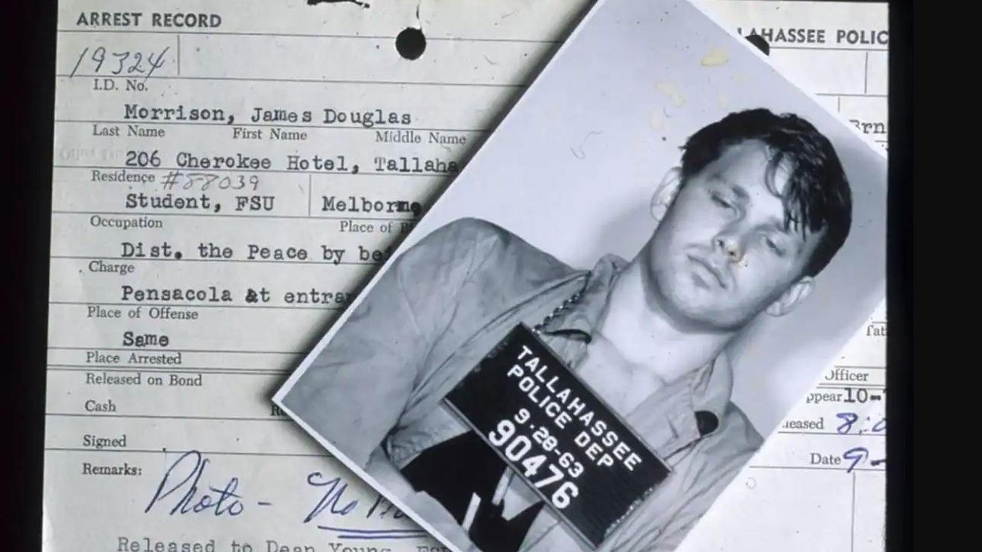 1963, Tallahassee: Morrison, con diecinueve años, fue arrestado después de hacer una broma mientras estaba borracho en un partido de fútbol.