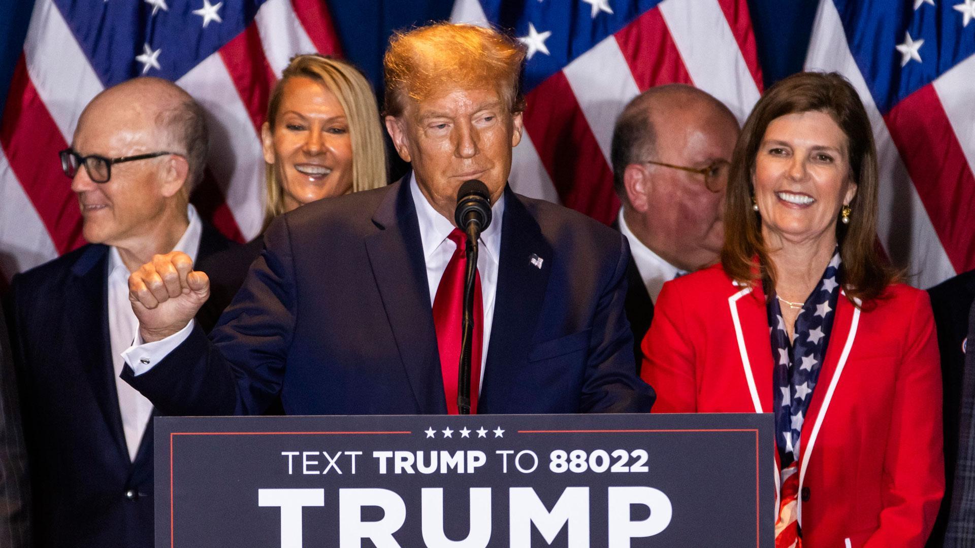 Gesto ganador de Donald Trump tras ganar en las primarias de Carolina del Sur