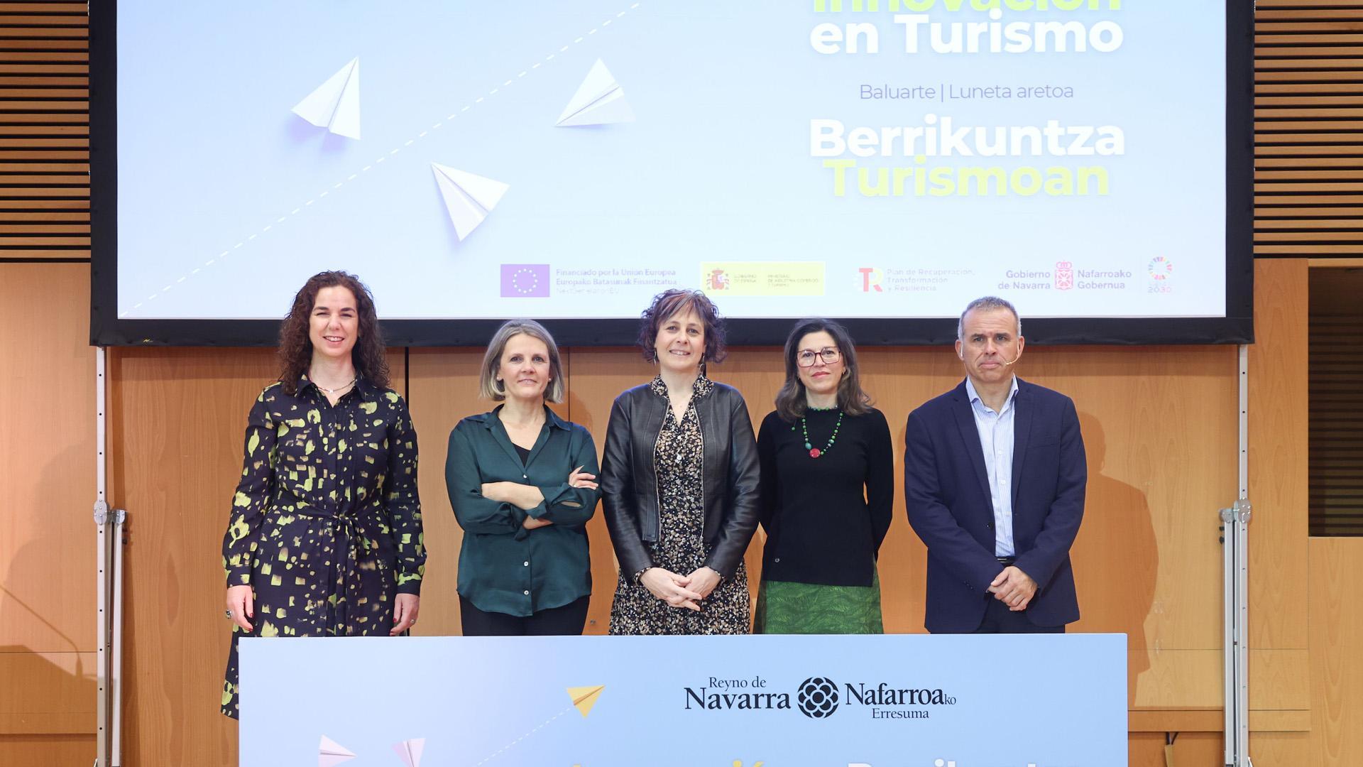 De izda. a dcha., Natalia Zapata, consultora de Turiskopio, Pilar Telletxea, de CEIN, la consejera Esnaola, la directora general de Turismo, Ana Rivas y el director del Servicio de Desarrollo Territorial Sostenible del Turismo, Alberto Ecay